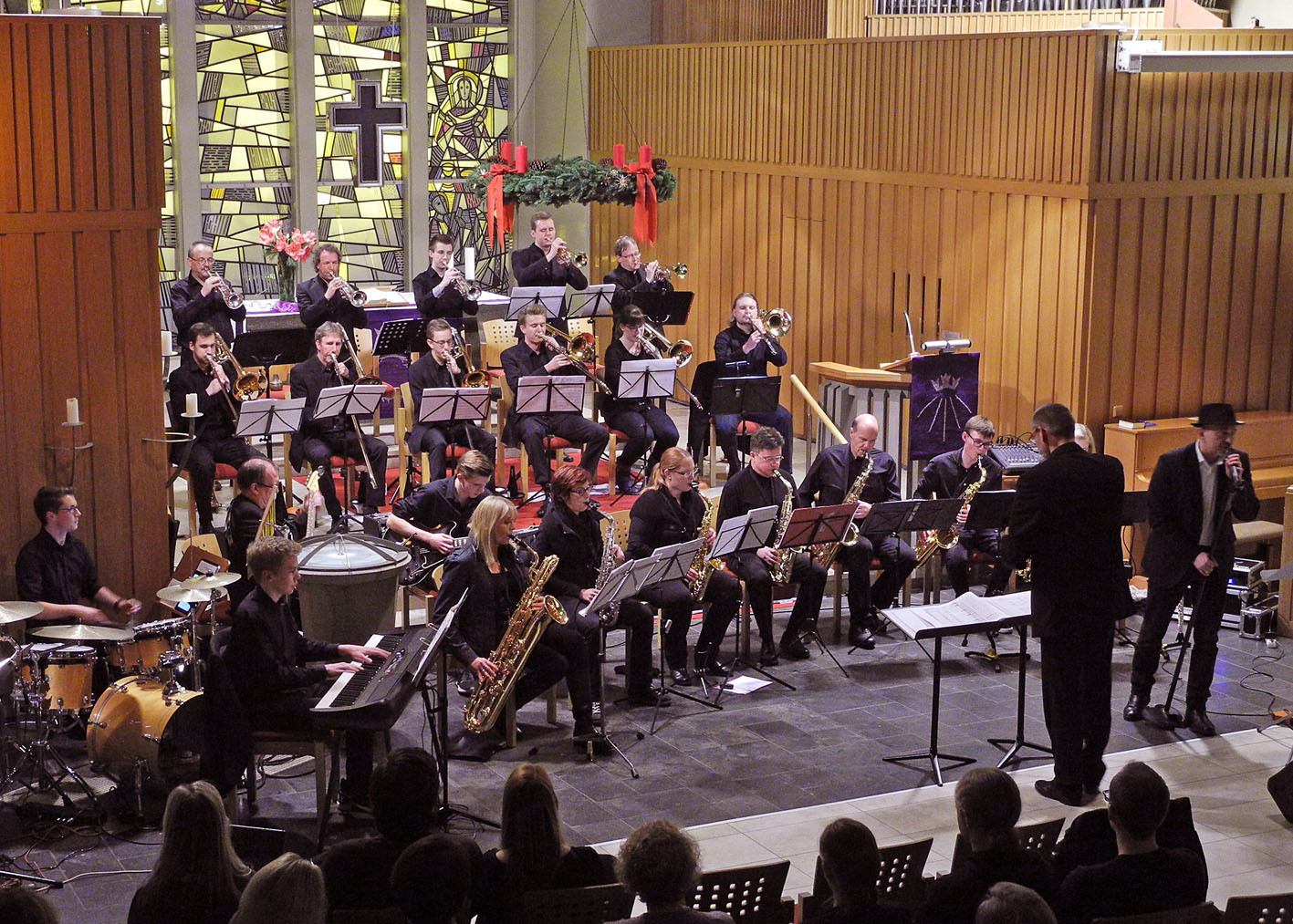 Die BigBand der Musikschule beim Weihnachtskonzert 2016 in der Friedenskirche Letmathe.