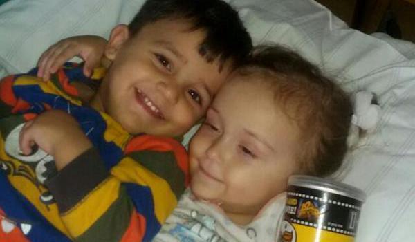 Die dreijährige Alija (r.) mit ihrem Bruder Hamza.