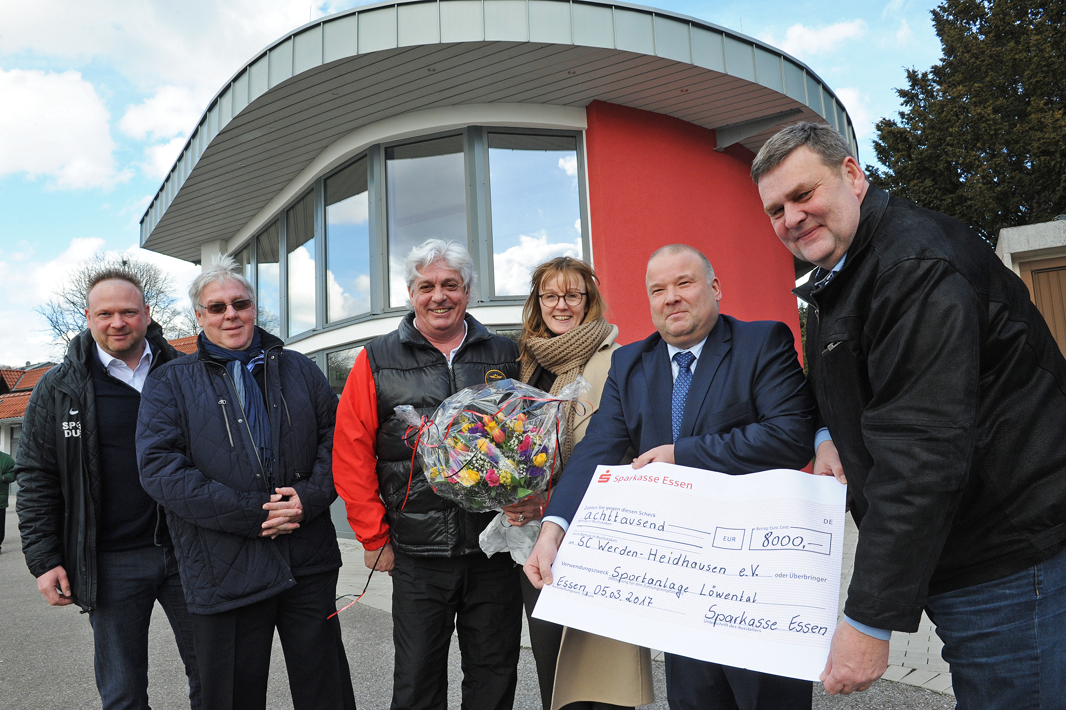 Thomas Wortmann, Jürgen Bäcker, Fred Akin und Martina Naujoks freuen sich über den stattlichen Scheck, den Filialeiter Thomas Fröhlich an den Vorsitzenden Hans-Jürgen Koch überreichen konnte.
Foto: Bangert