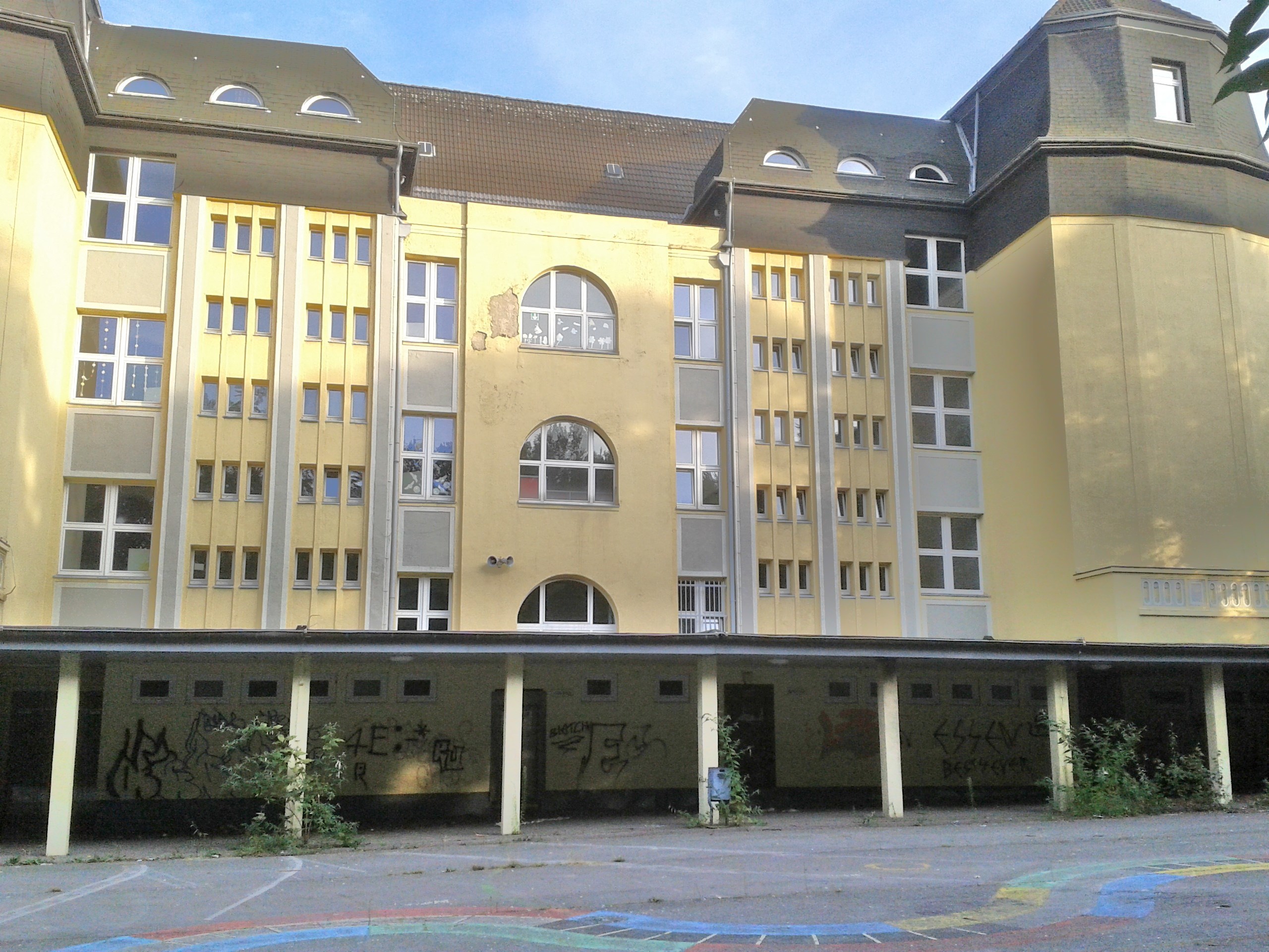 Die von Edmund Körner entworfene Tiegelschule im Nordviertel - hier die Rückseite mit dem Schulhof