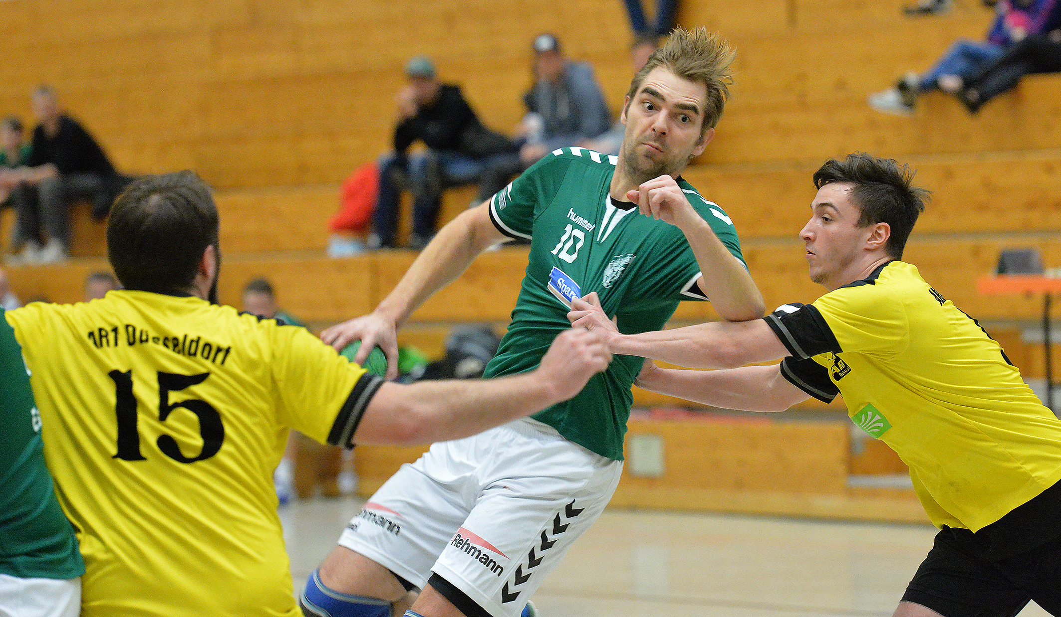 Handball macht nicht immer Spaß: Malte Mallach wird hart angegangen.
Foto: Bangert
