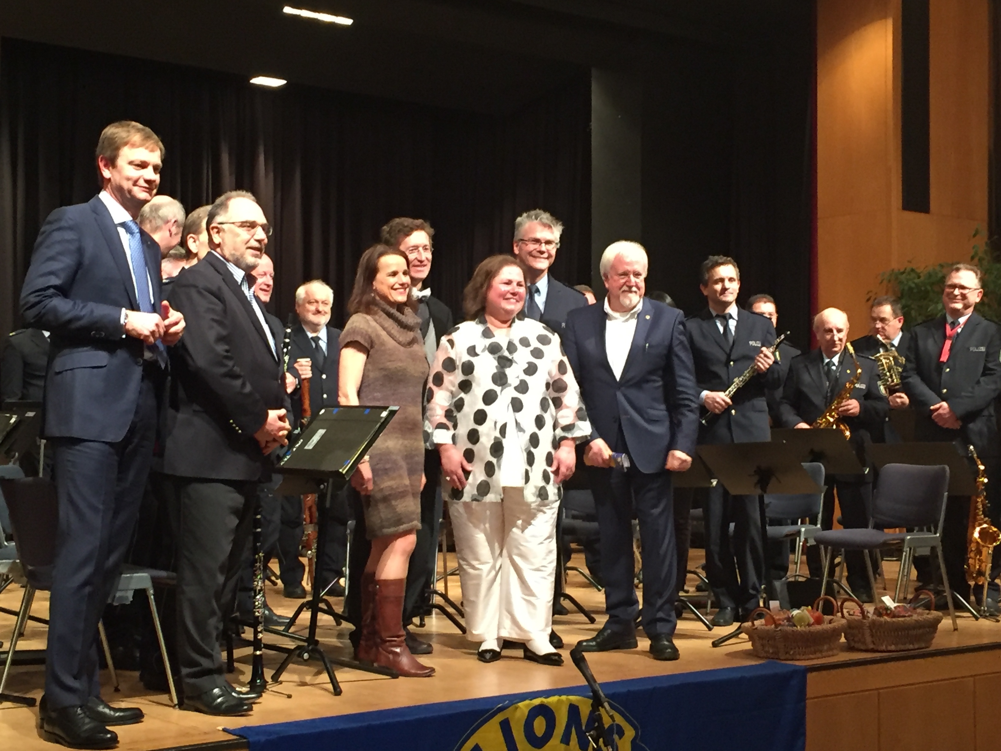Personen (von links nach rechts) Thomas Schulz (Lionsclub Moers), Gregor Weinand (District Governor Rheinland Nord), Frau Katja Rosenbaum (technische Leiterin der LIONS Hornhautbank NRW), Prof. Gerd Geerling (Direktor der Universitäts-Augenklinik Düsseldorf), Frau Angelika Wesslén (Damen Lions Club Rheurdt / Niederrhein), Herr Scott Lawton (Polizeimusikorchester NRW), Herr Roland Schaffer (Grafschafter Lions Club)