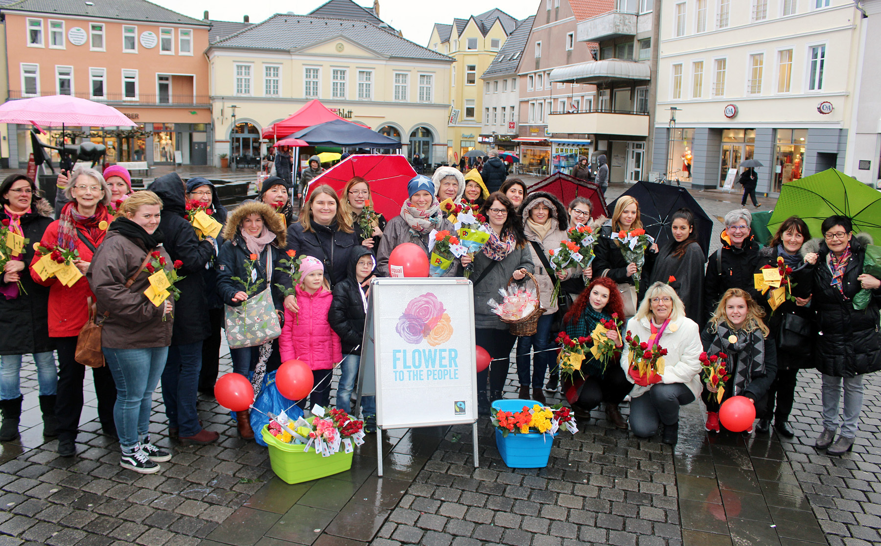 Am Weltfrauentag 2017: Das Mädchen- und Frauennetzwerk Unna mit der Rosenaktion 2017 auf dem Alten Markt in Unna ■ Foto © Jürgen Thoms