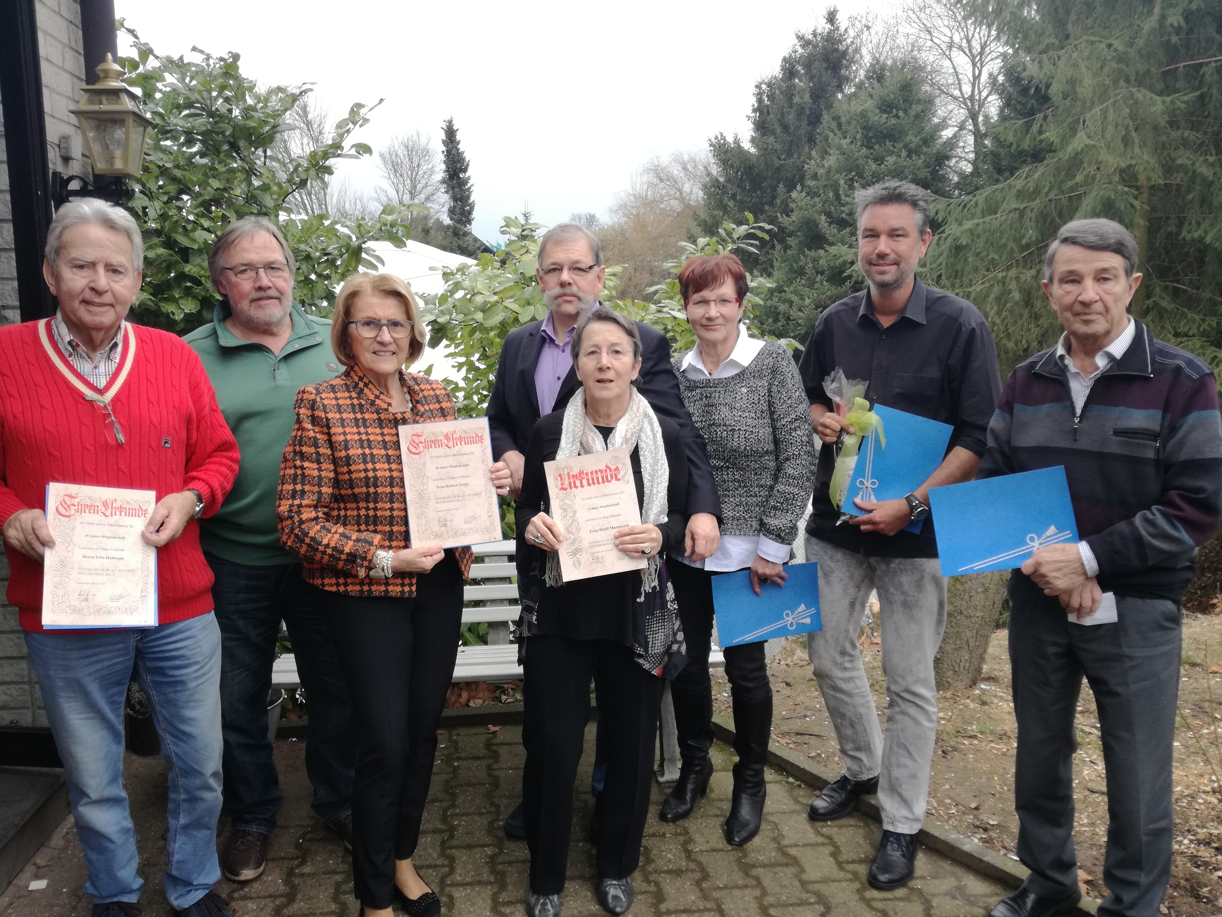 Auf dem Foto zu sehen sind von links nach rechts:
Fritz Hofmann, Rainer Kersting, Heidrun Nofen, Reinhardt Schulze-Neuhoff, Heidi Marquardt, Elli Sorg, Marc Ruthmann, Klaus Haischkamp