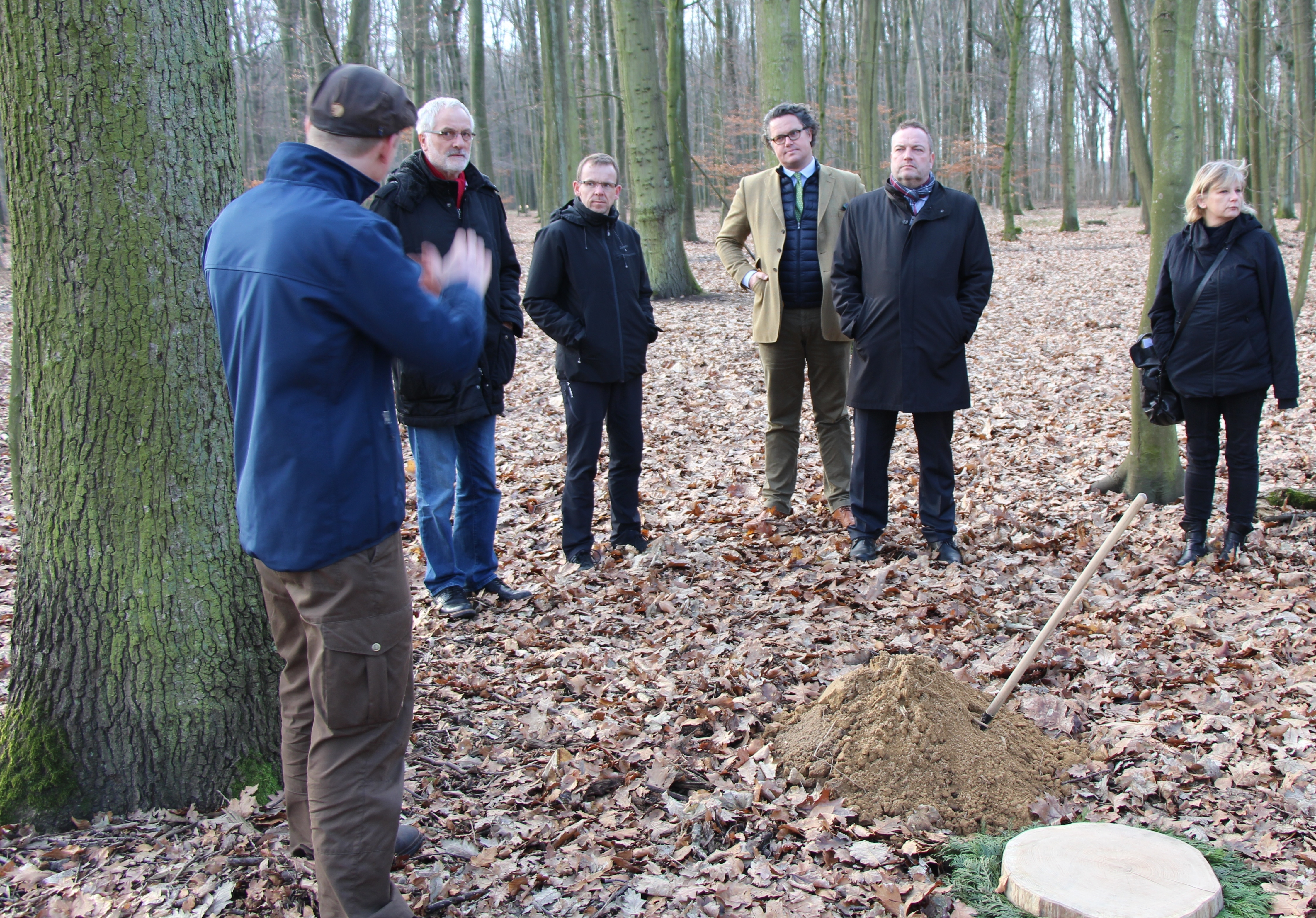 Einen interessanten Ausflug nach Herten-Westerholt unternahmen Anfang Februar Vertreter
aus Politik und Verwaltung mit Bürgermeister Bodo Klimpel. Sie schauten sich in der Nähe des
Schlosses, des Golfplatzes und der Martini-Schule die dort eingerichtete RuhestätteNatur an. Foto: Stadt