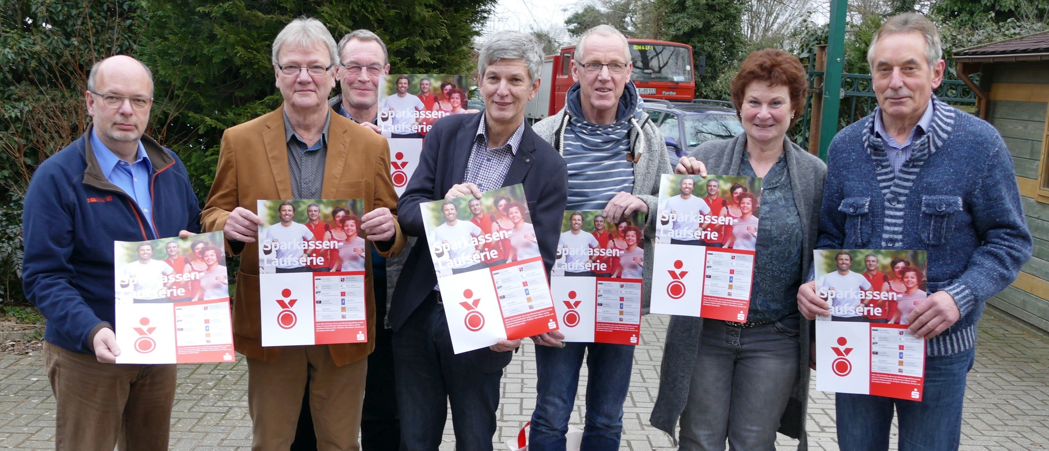 Dr. Hermann Reynders (Mitte), Ludger Braam und Laurenz Thissen (von links) geben mit den Ausrichtern von LN Nütterden, TSV Weeze, Viktoria Winnekendonk und Viktoria Goch den Startschuss für die diesjährige Sparkassenlaufserie