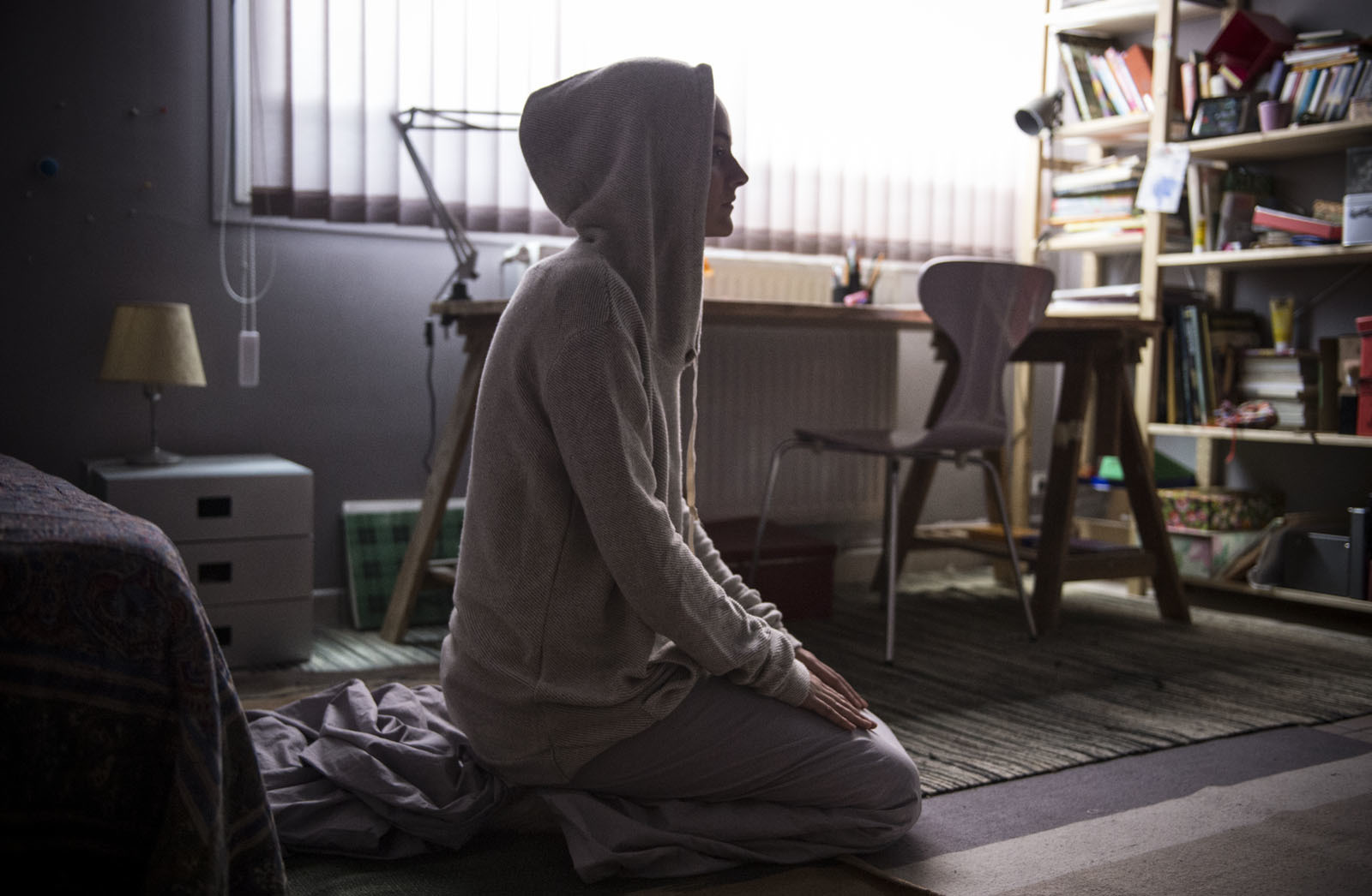 Szene aus "Der Himmel wird warten", der den Fimpreis eerhält. Sonia (Noémie Merlant) lebte in einer glücklichen Familie - bis plötzlich ihr Haus gestürmt und die 17-Jährige festgenommen wird. Denn sie hatte einen Anschlag geplant. Die Darstellerin kann man am Samstag im Cineworld Recklinghausen kennenlernen.