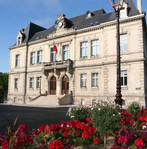 Das Creiler Rathaus steht auf der kleinen lnsel Saint-Maurice im Fluß Oise.