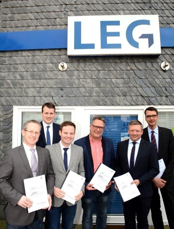 (v.l.) DWG-Geschäftsführer Werner Kleine-Möllhoff, Bürgermeister Tobias Stockhoff, Erster Beigeordneter Lars Ehm, Technischer Beigeordneter Holger Lohse, LEG-Niederlassungsleiter Münster Christian Mengler und Geschäftsführer LEG Wohnen NRW GmbH Thomas Schwarzenbacher. (Foto:Dorstener Zeitung)