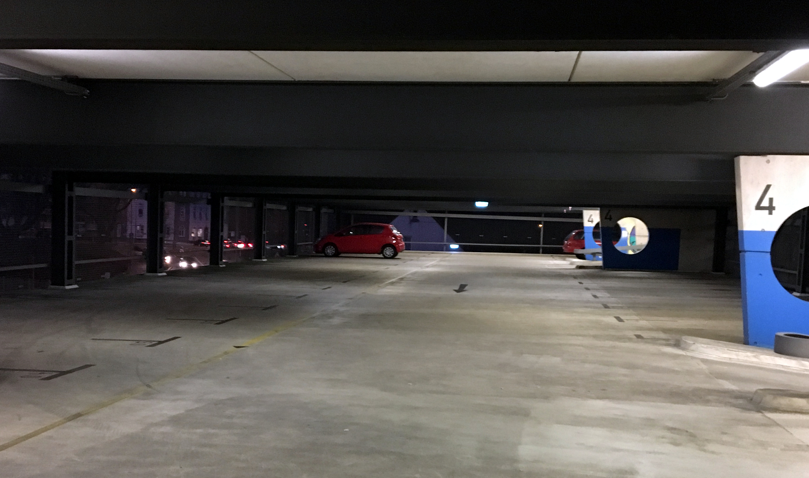 So könnte es bald wieder im Parkhaus am Hauptbahnhof aussehen. Vor Streichung der Gebühren parkte dort fast niemand. Nun will die Stadt wieder kassieren. Dann drohen allerdings Fördermittelrückforderungen, die ein Vielfaches der Gebühreneinnahmen betragen.