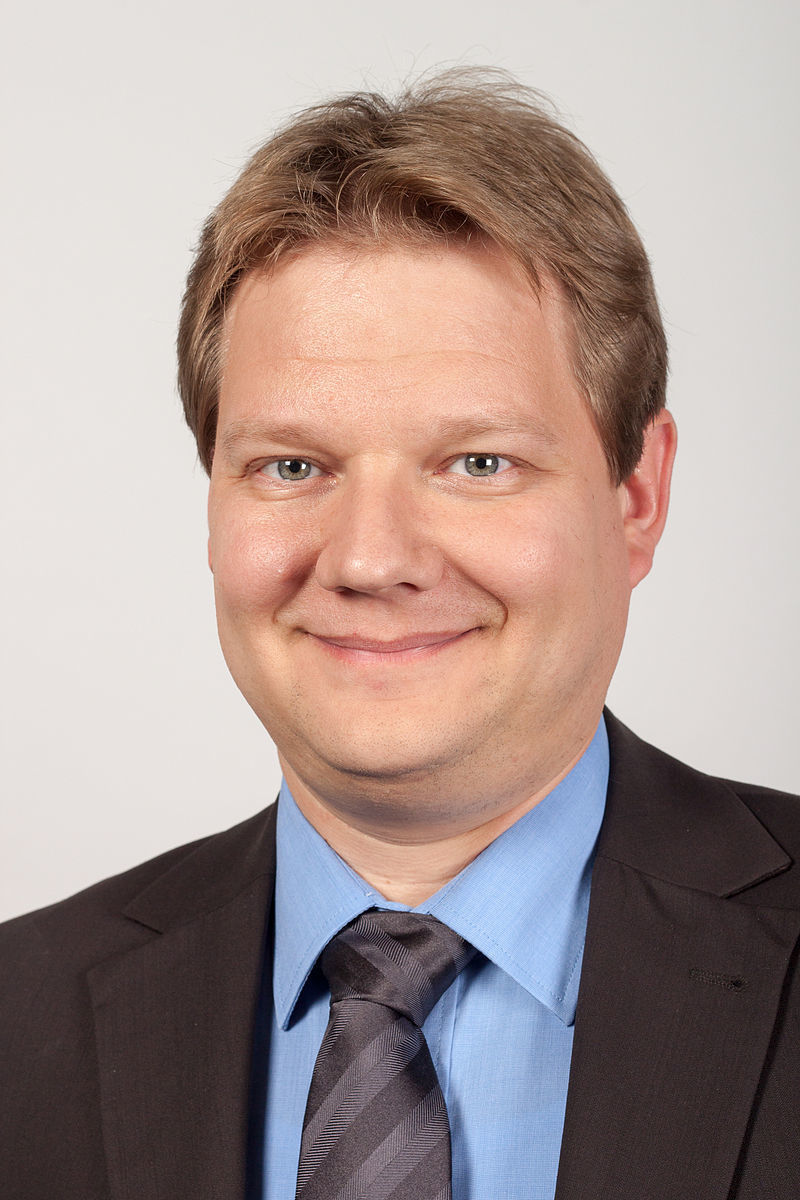 Sven Volmering wirbt um Teilnahme am politischen Bildungsprojekt.