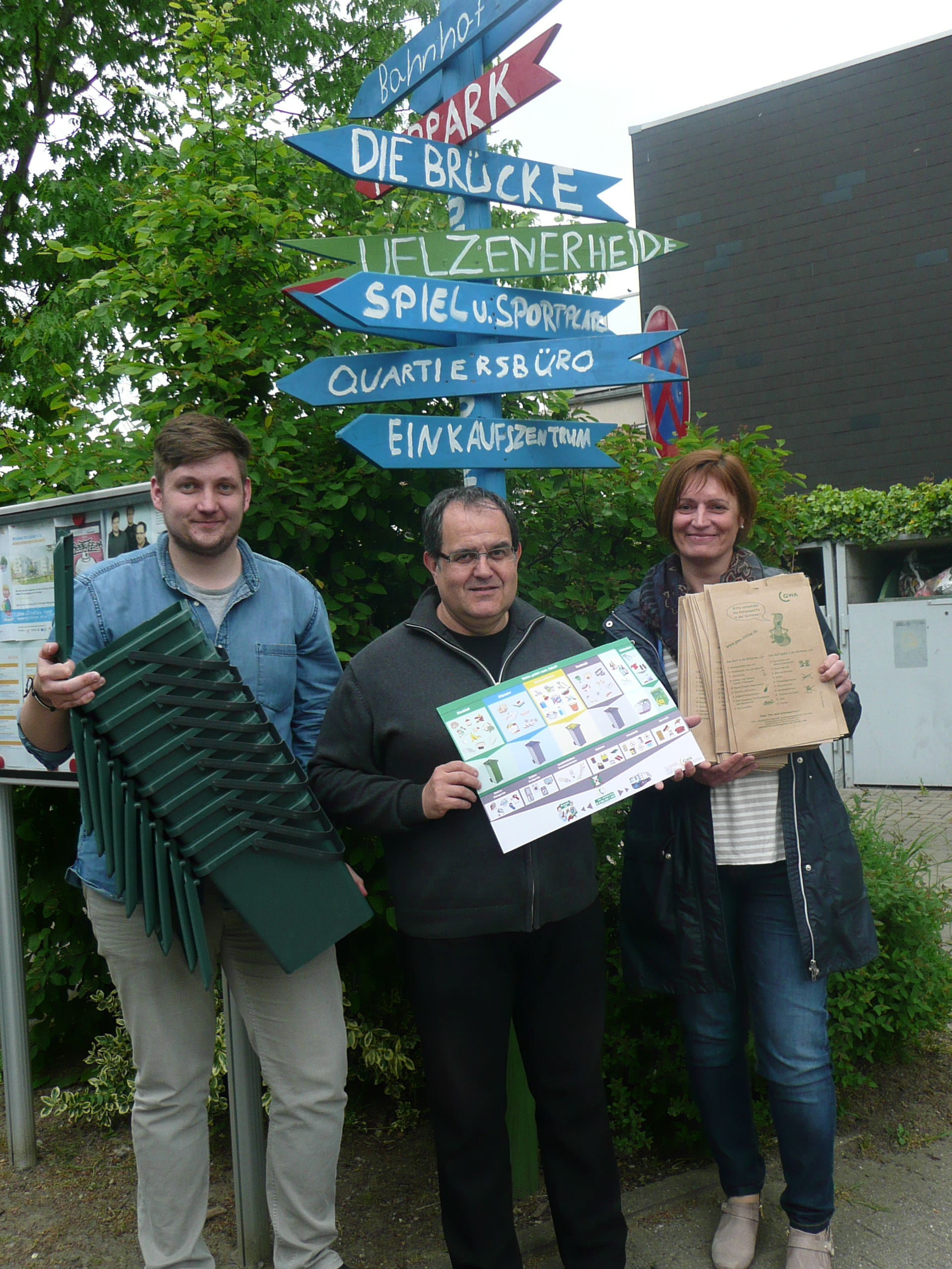 Die Mitarbeiter des Quartiersbüros (v.l.) Dennis Sakowski, Liberto Balaguer und GWA-Abfallberaterin Dorothee Weber.