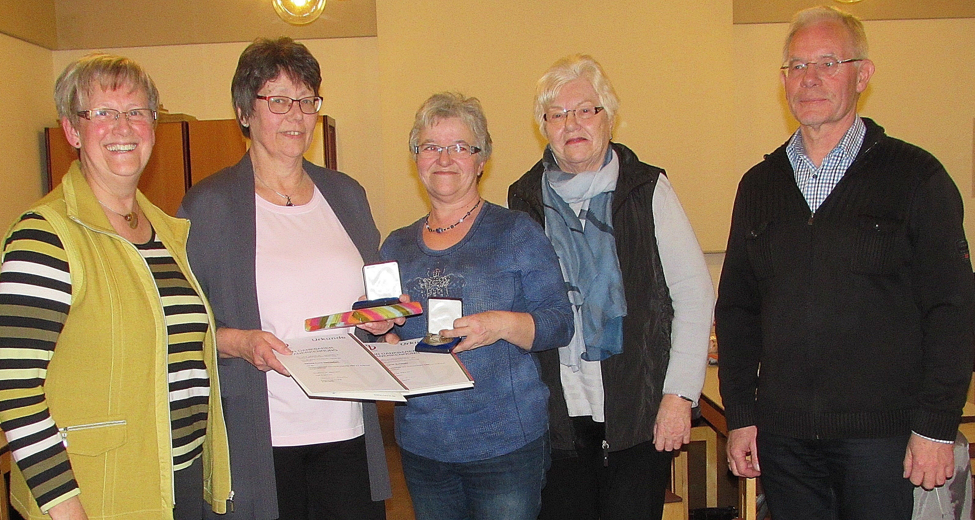 Die Jubilare (v.l.n.r.): 1. Vorsitzende Martha Dycker, Hanne-Lore Denneßen, Annegret Schoofs, Christa Högden und Chorleiter Hans-Hermann Koppers. Foto: privat