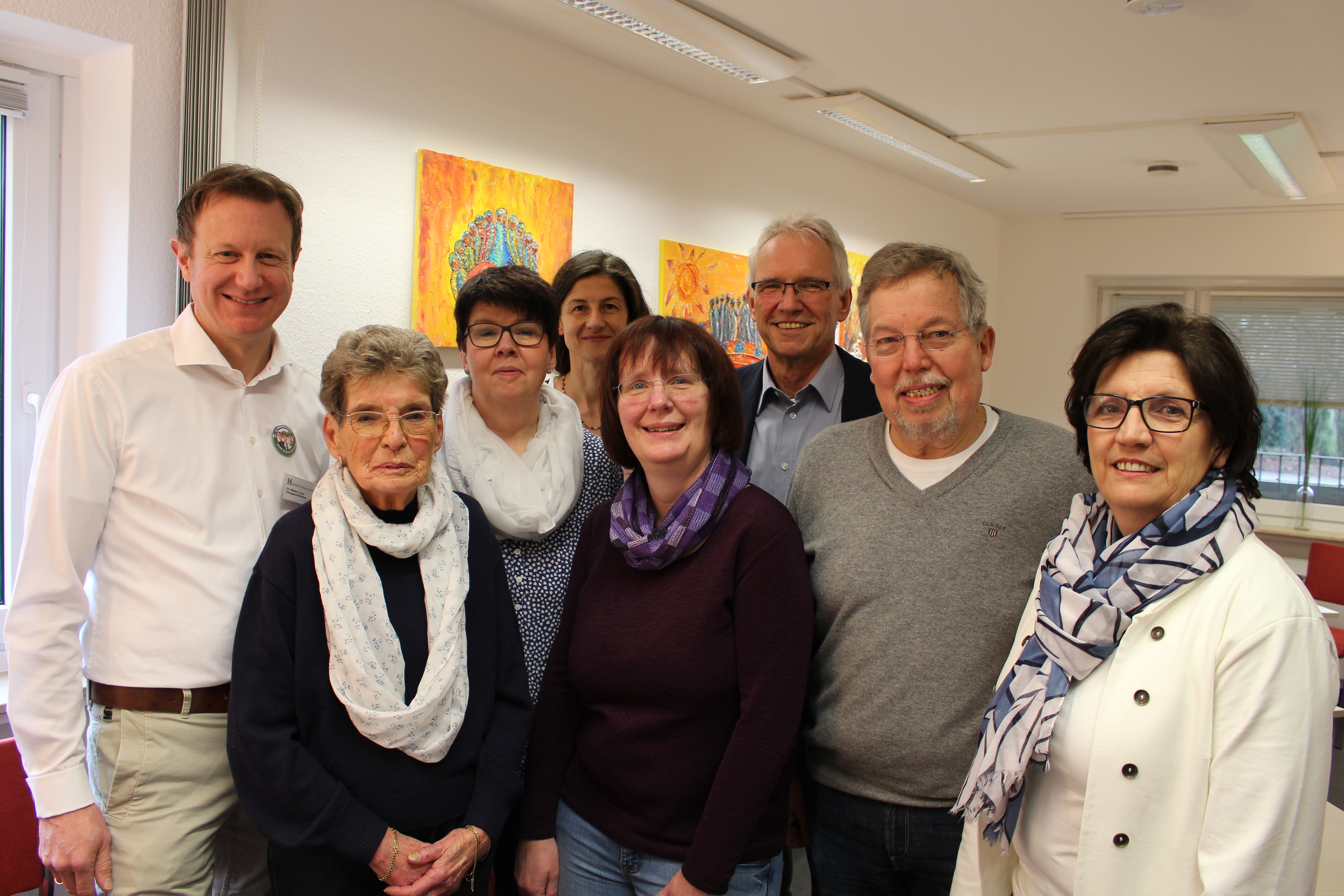 Doktor Cruse zusammen mit der Koordinatorin und den Leitern der Selbsthilfegruppen. Foto: Helios
