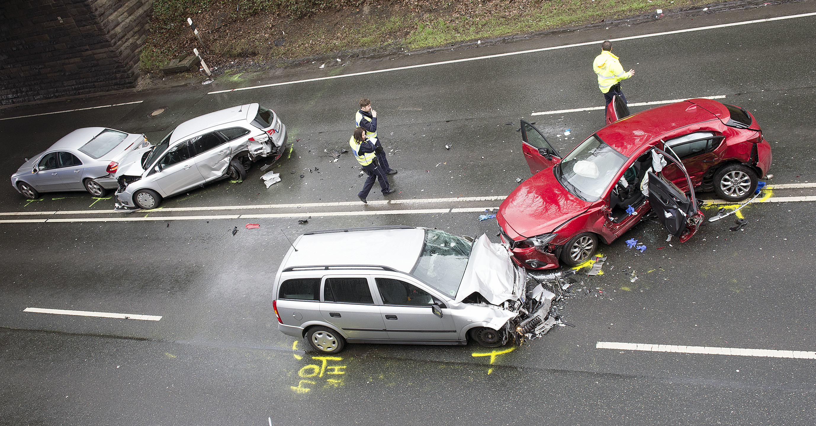 Insgesamt vier Pkw sind in den schweren Verkehrsunfall auf der B 224 in Gladbeck verwickelt.