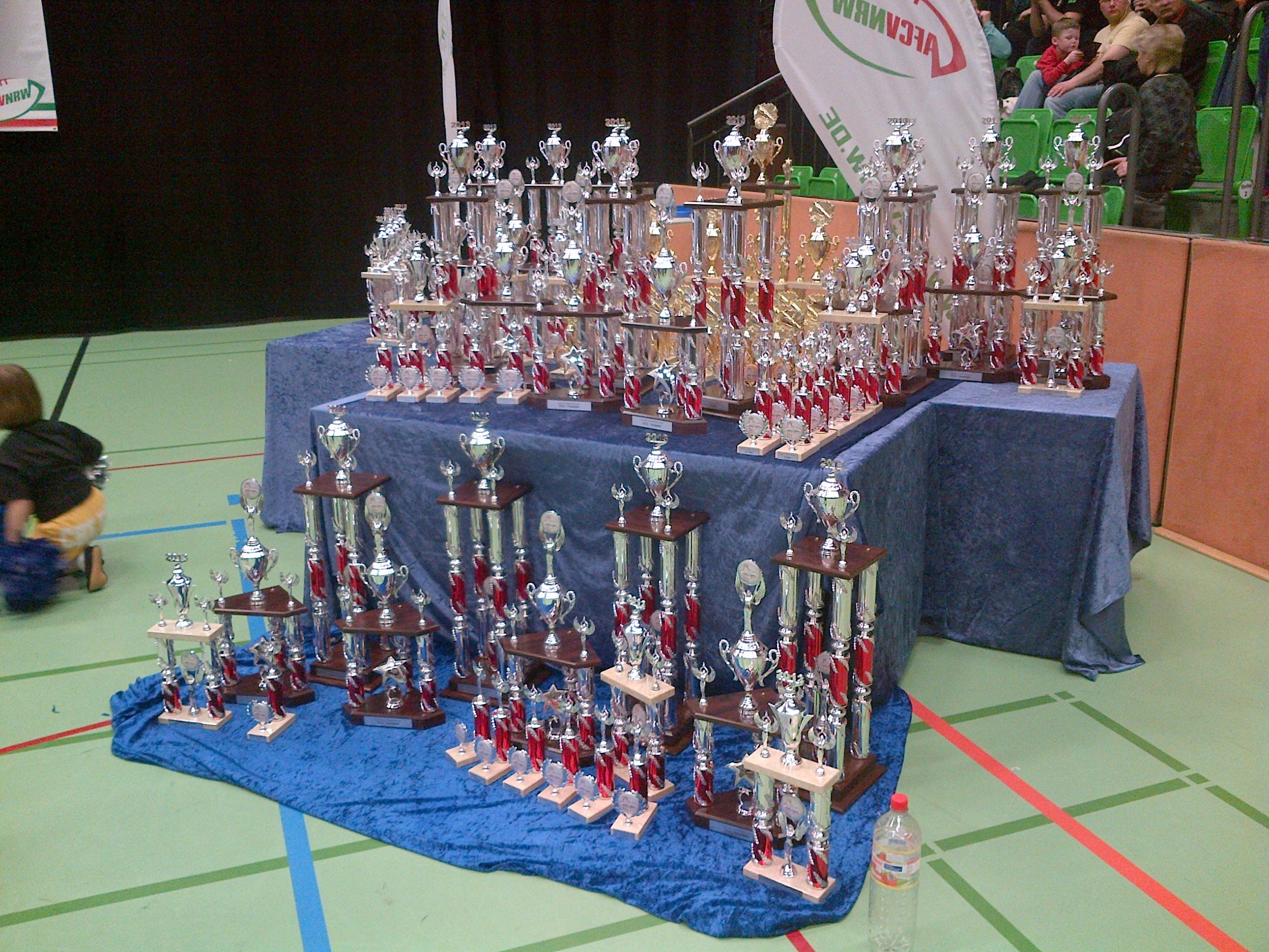 Pokale der Landesmeisterschaft und des zeitgleich stattfindenden Presentation-Cups