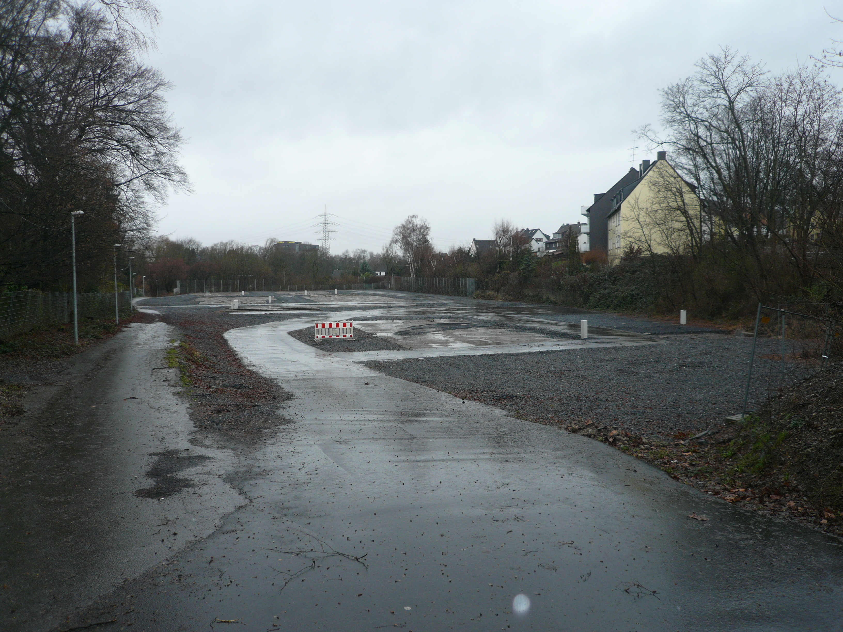 Das Zeltdorf Hamburger Straße ist weg - jetzt könnte der Rückbau der asphaltierten Fläche beginnen... so der Plan von Grün und Gruga. Aber nun fällt auf: Der Rückbau der Flächen ist finanziell noch gar nicht gesichert... Foto: Schattberg