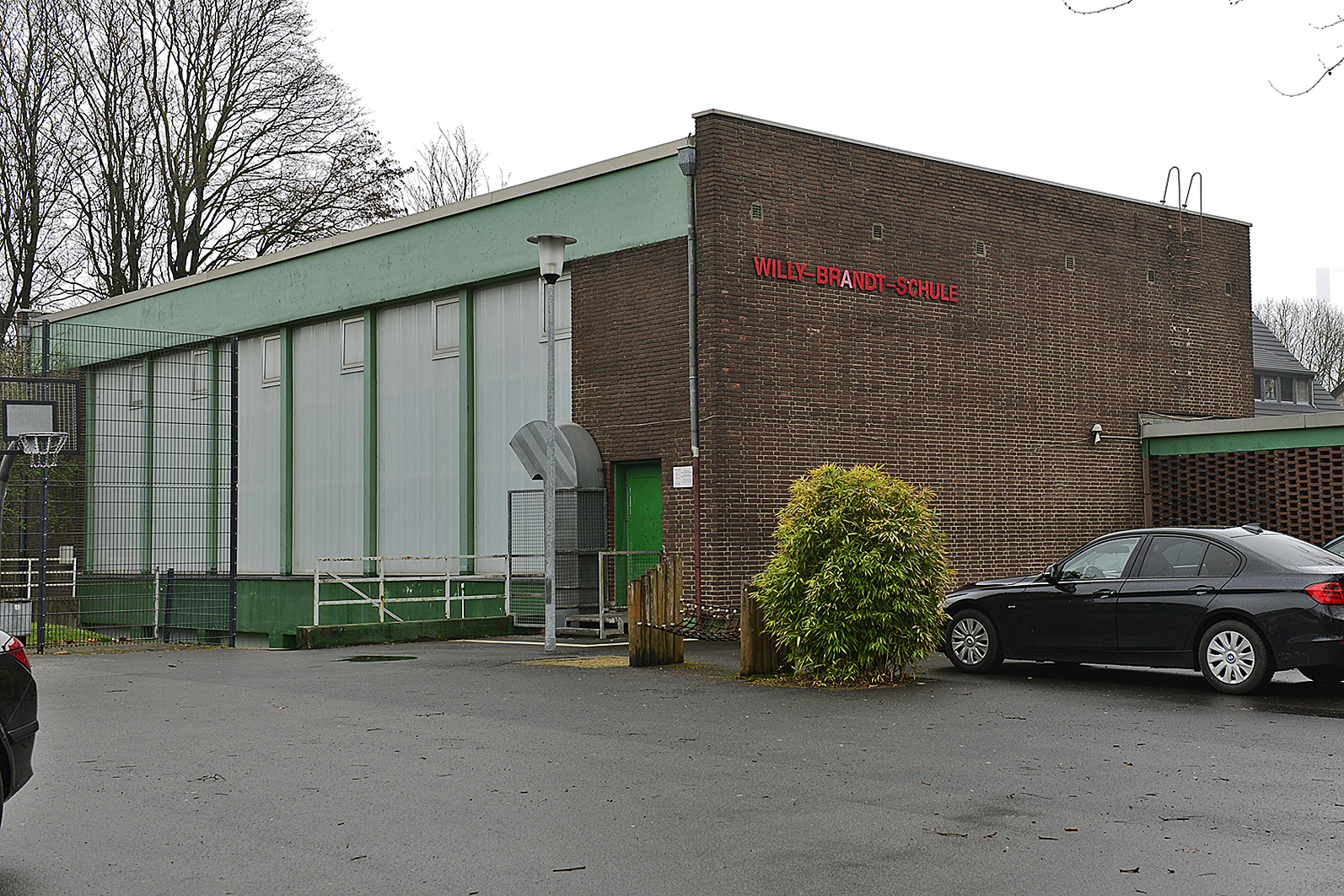 Auch die Turnhalle der Willy-Brandt-Schule samt dem Lehrschwimmbecken wird wohl schon in absehbarer Zeit der Abrissbirne zum Opfer fallen.