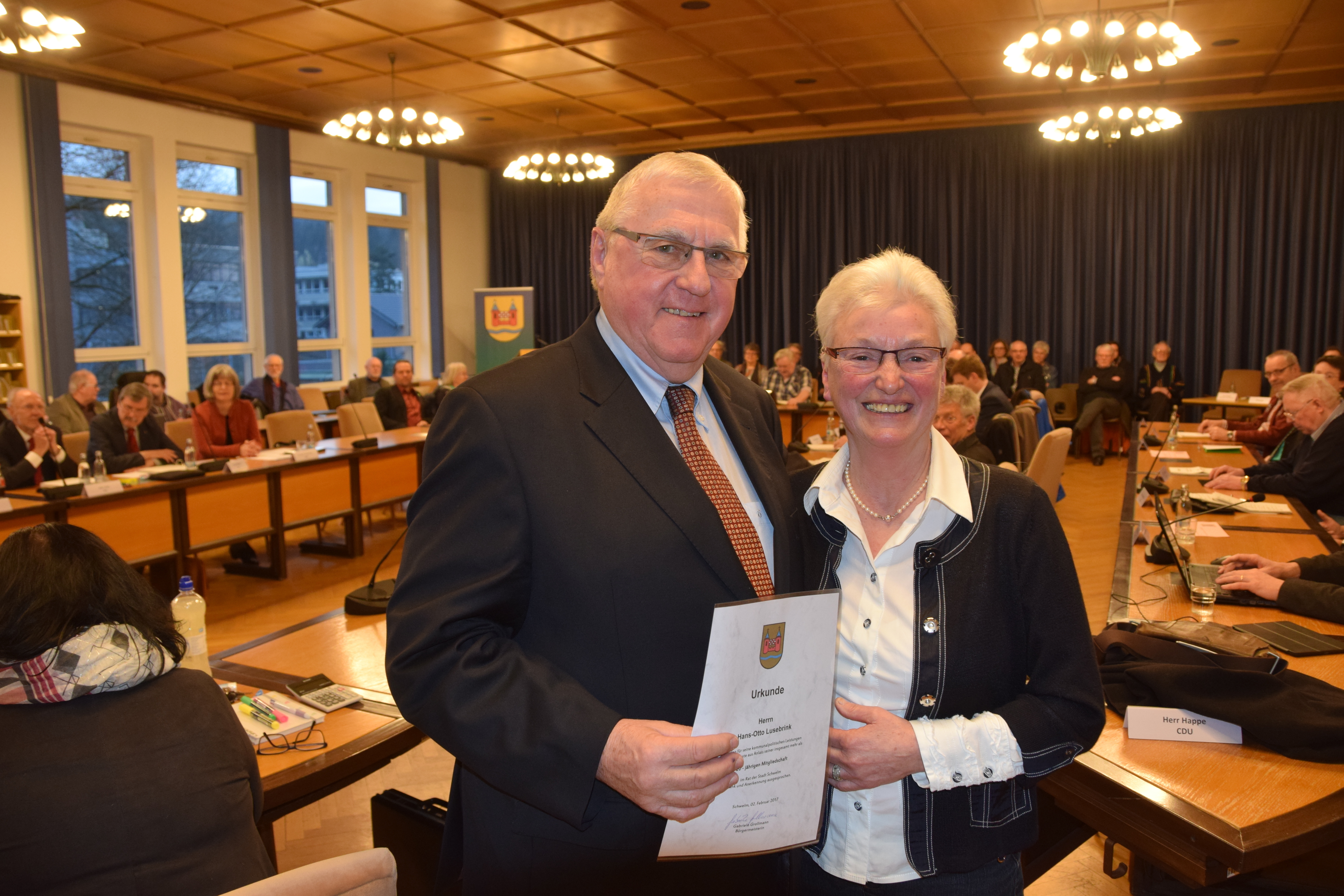 Schwelms stellvertretende Bürgermeisterin Christiane Sartor, die die Sitzung des Rates leitete, gratulierte Hans-Otto Lusebrink zu seinem langjährigen kommunalpolitisches Engagement.