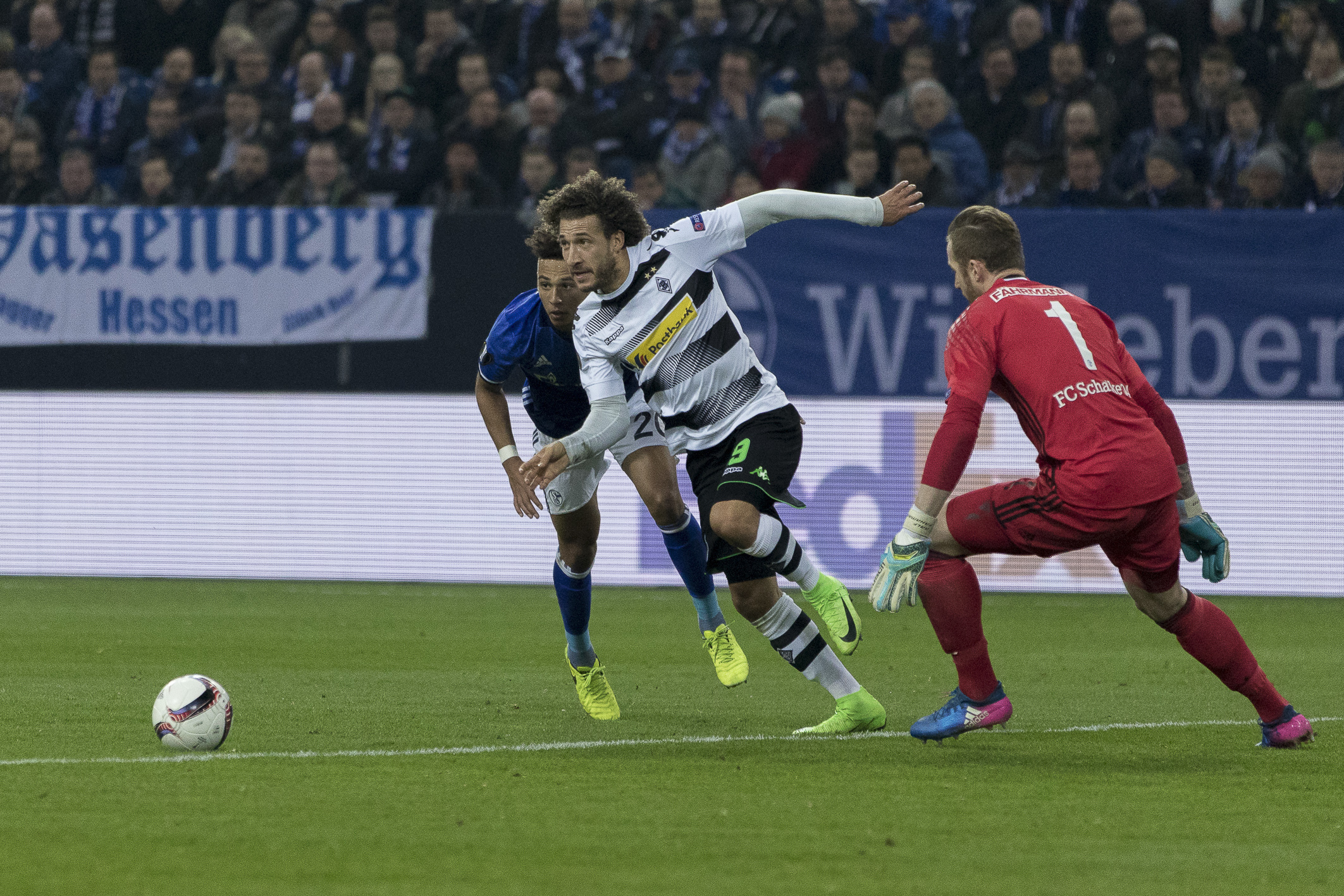 Schalke im Glück: Fabian Johnson spitzelt den Ball zwischen Ralf Fährmann und Thilo Kehrer hindurch, weil beide sich nicht einigen konnten. Doch Matija Nastasic (nicht im Bild) eilte zur Hilfe und schoss den Ball in höchster Not weg.
