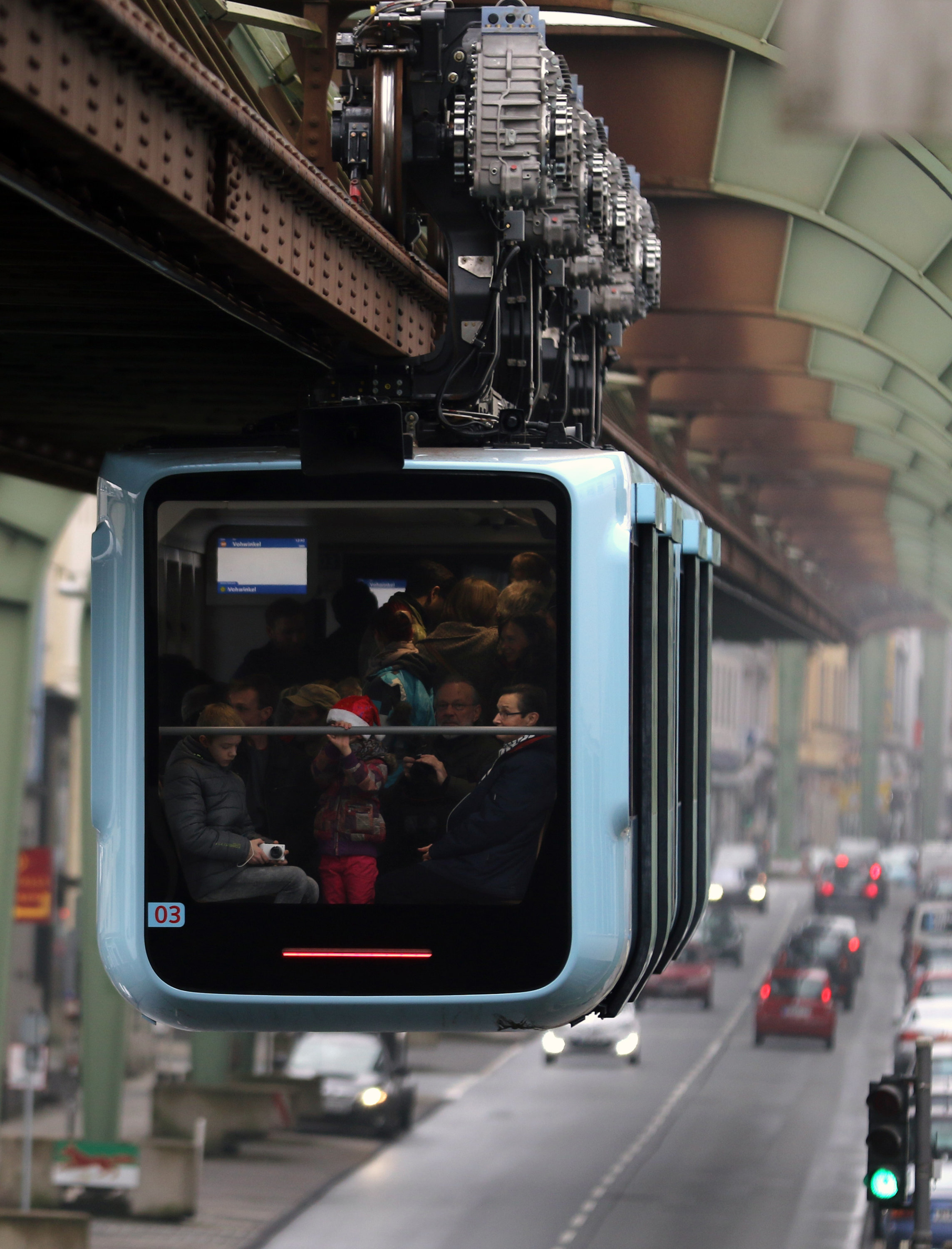 Ein neuer Wagentyp der Wuppertaler Schwebebahn fährt am 18.12.2016 in Wuppertal (Nordrhein-Westfalen) aus einem Bahnhof. Foto: Ina Fassbender/dpa +++(c) dpa - Bildfunk+++