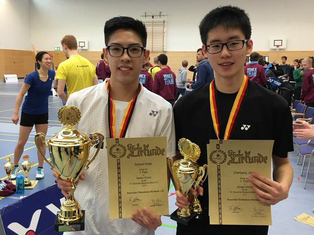 Samuek Hsiao (l.) und Chenyang Jiang (r.) vom Federballclub Langenfeld nach der Siegerehrung.