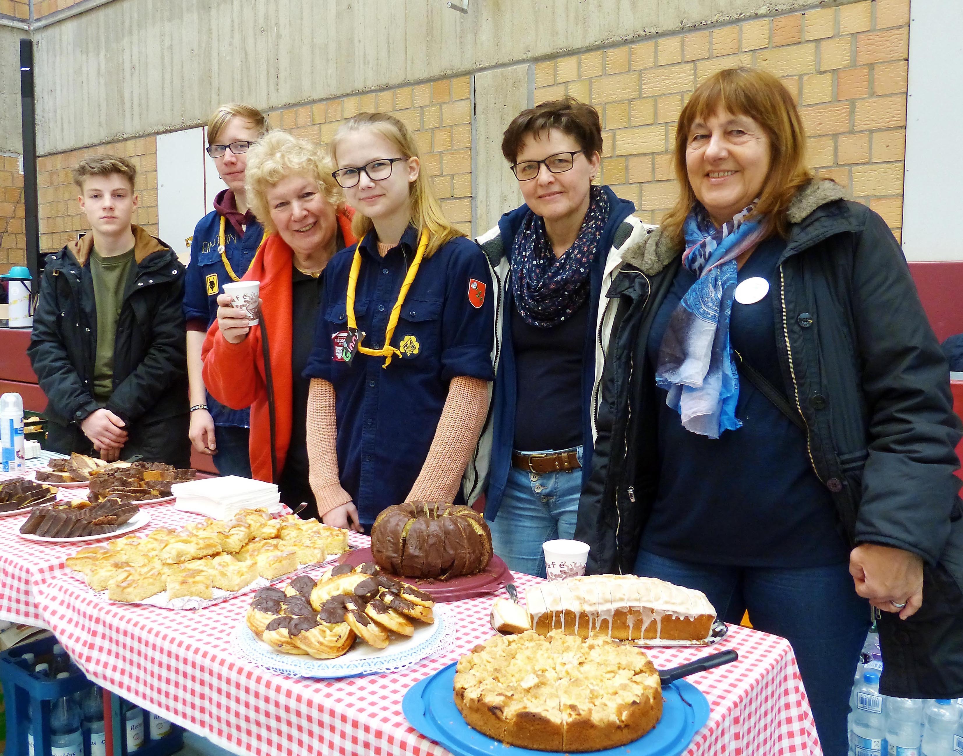 Kuchenspenden sicherten den Erlös beim Fußballturnier in der Turnhalle an der Schweizer Allee. Foto: Klinke