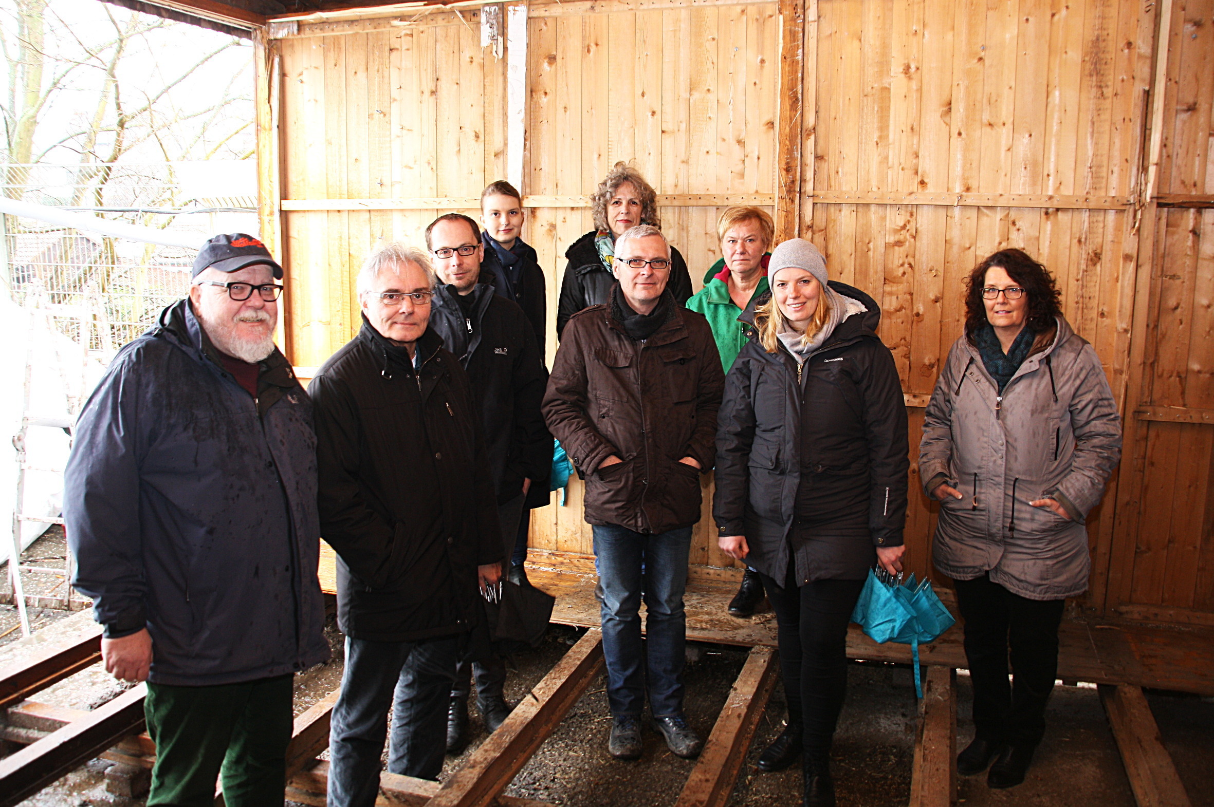 Vertreter des Abenteuerspielplatzes, des Stadtverwaltung und des Stadtteilmanagements in dem ehemaligen Hauptgebäude des Spielplatzes, das jetzt durch ein neues Betreuungsgebäude ersetzt wird.