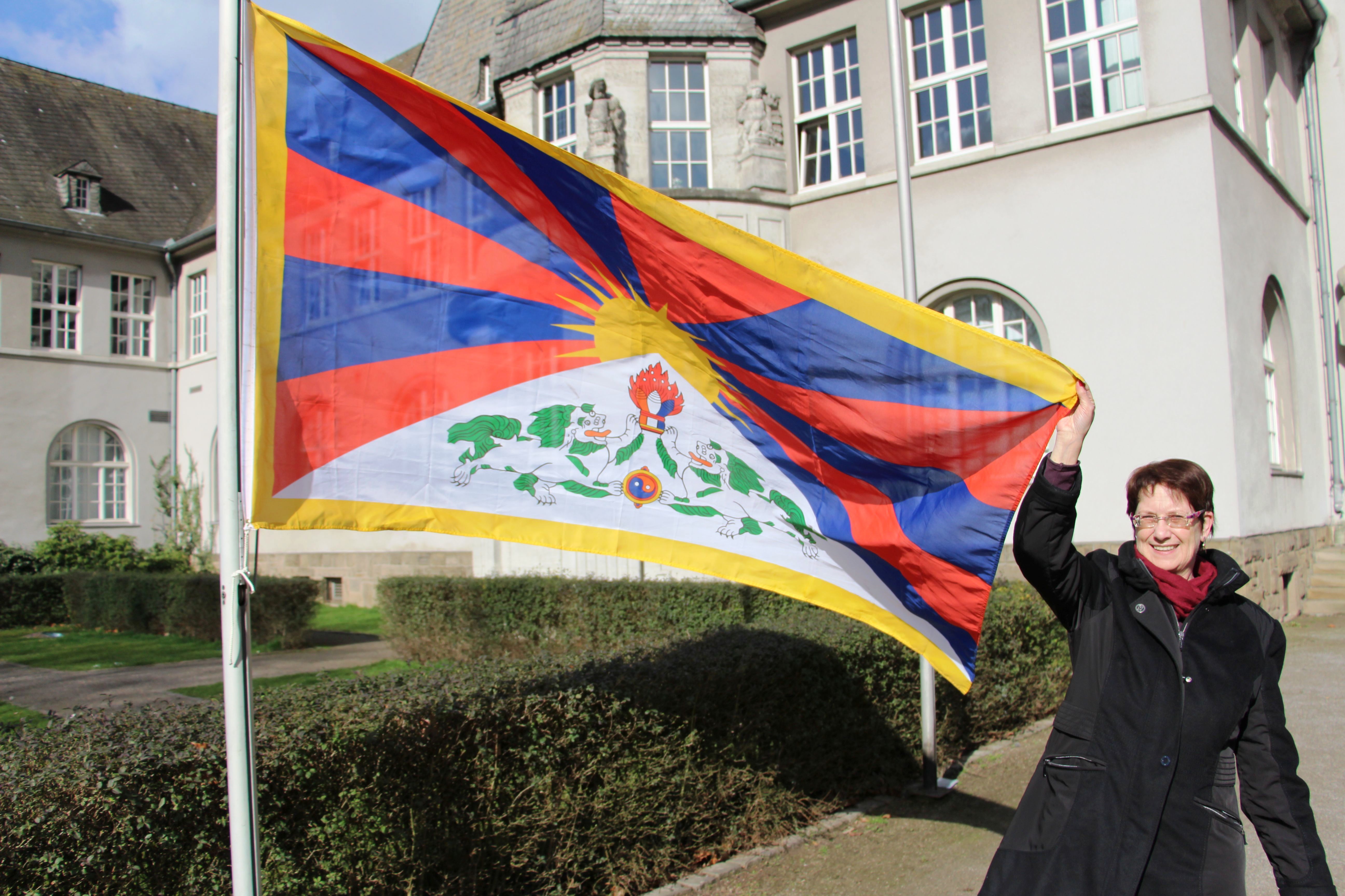 Bürgermeisterstellvertreterin Ursula Meise mit der Tibet-Fahne.