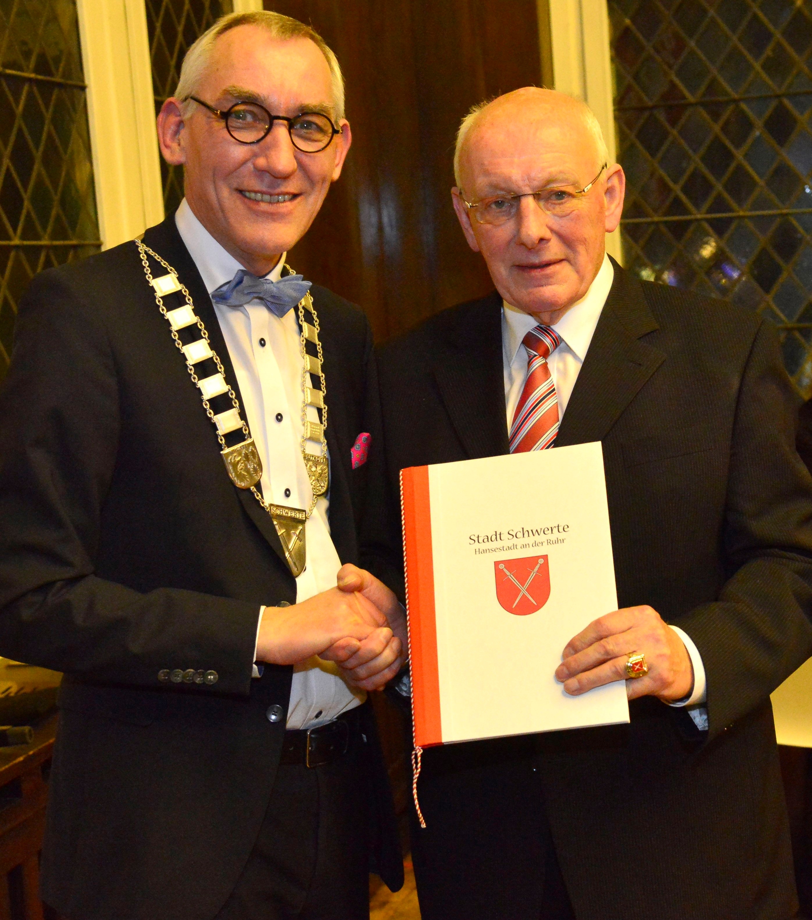 Bürgermeister Heinrich Böckelühr (links) gratuliert Heiner Kockelke.