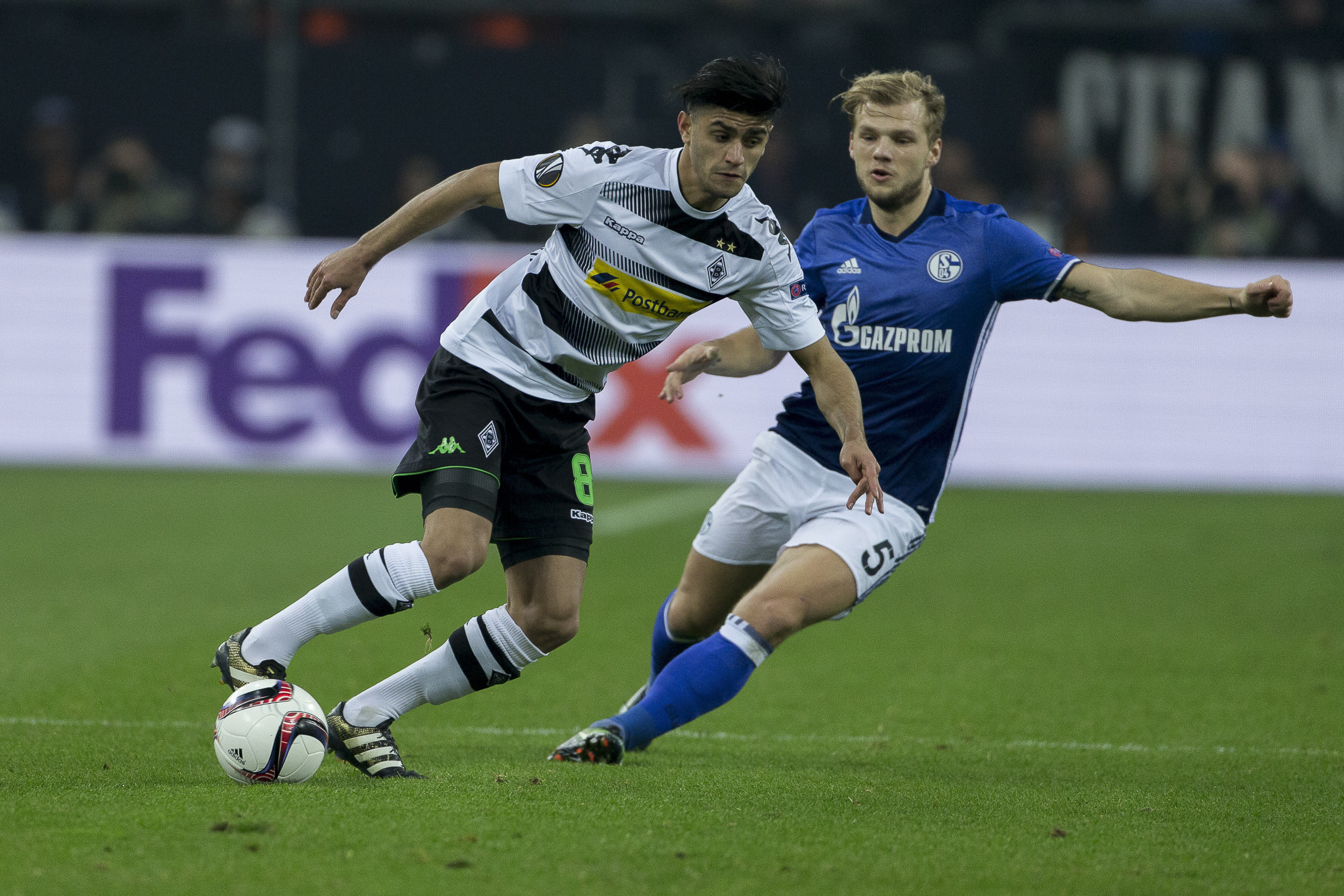 Johannes Geis (r.) hatte überraschend den Vorzug vor Nabil Bentaleb erhalten und lieferte eine gute Partie ab.