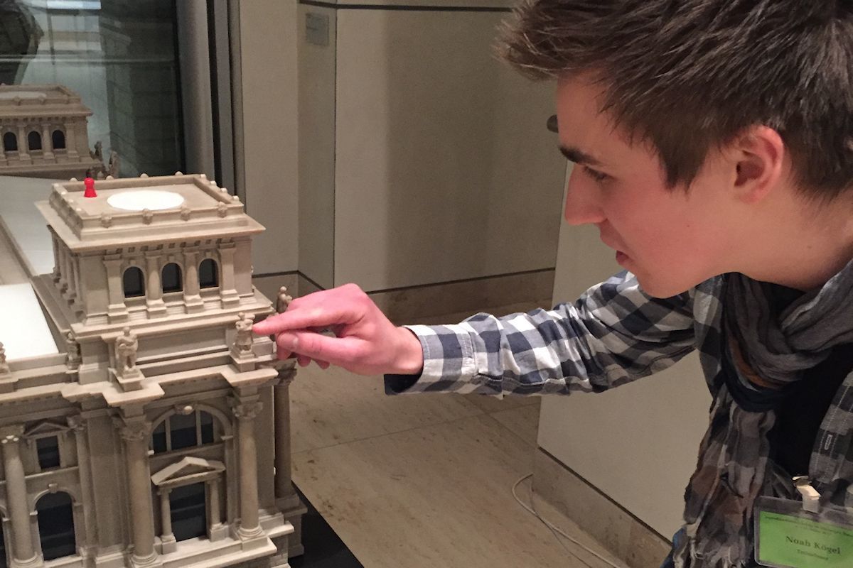 Noah Kögel am Tastmodell des Deutschen Bundestages