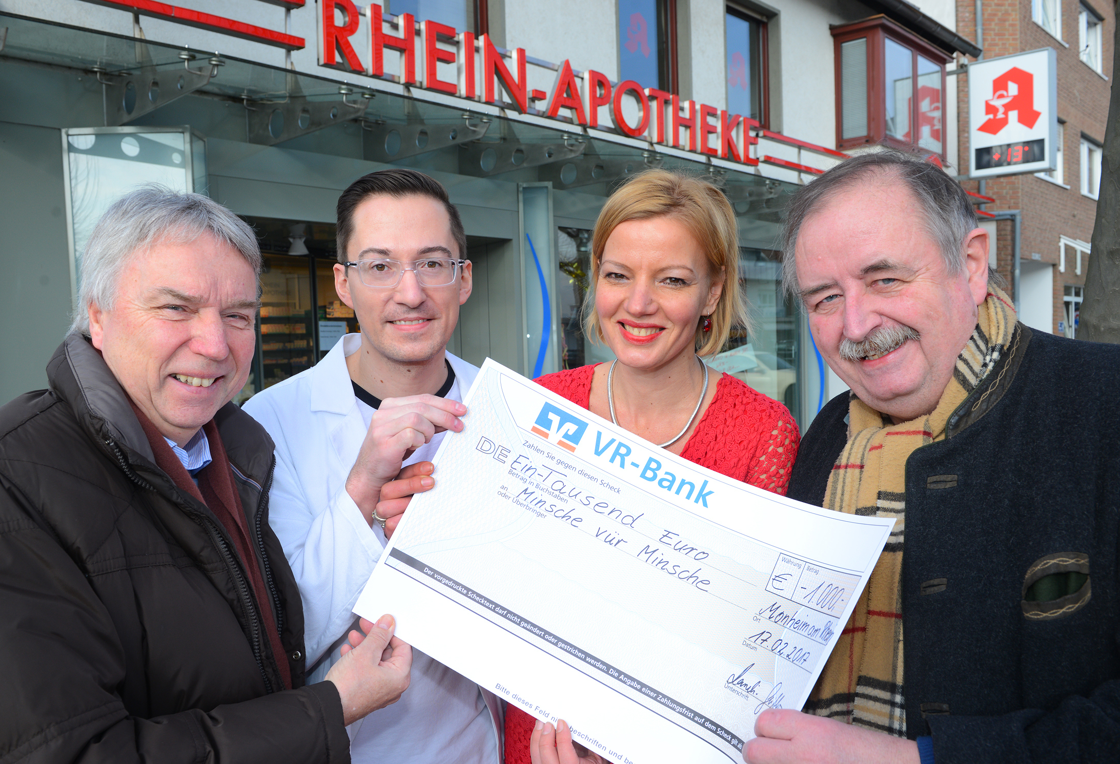 Jürgen Eschen (zuständig für die Finanzen bei der Bürgerstiftung), Bernhard Mues, Dr. Cornelia Geißler und Helmut Heymann bei der Übergabe des symbolischen Schecks (von links nach rechts). Foto: Michael de Clerque