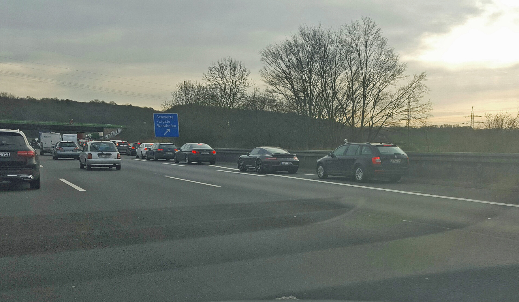Viele staugeplagte Märker verlassen die A45 dann doch an der Ausfahrt Ergste, um den kurvenreichen Weg über den Schälk zu nehmen.