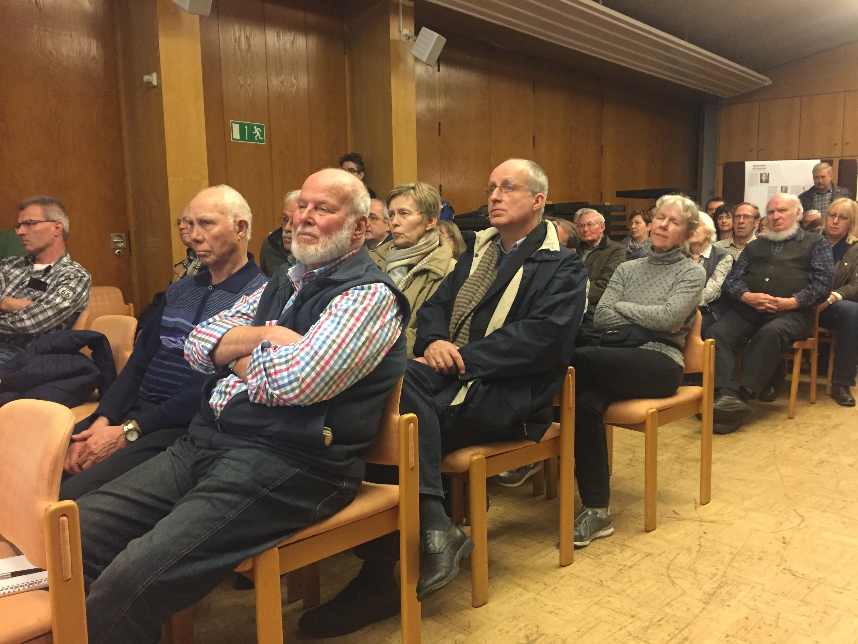 Volles Haus: die Anzahl der Interessierten an diesem Abend im Saal demonstrierte die Brisanz der Angelegenheit „Mecklenbecks Wiese“. Foto: Beisken