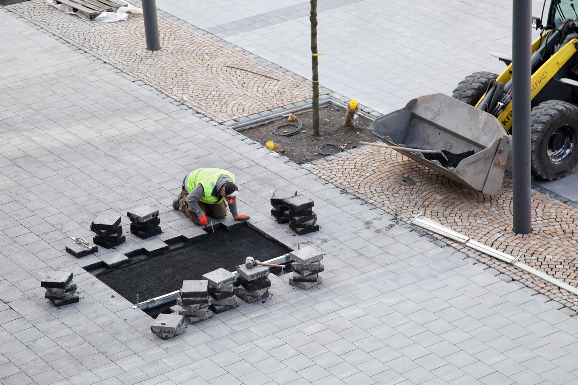 Freitag kümmerten sich Arbeiter um das neue Pflaster am Marktplatz.