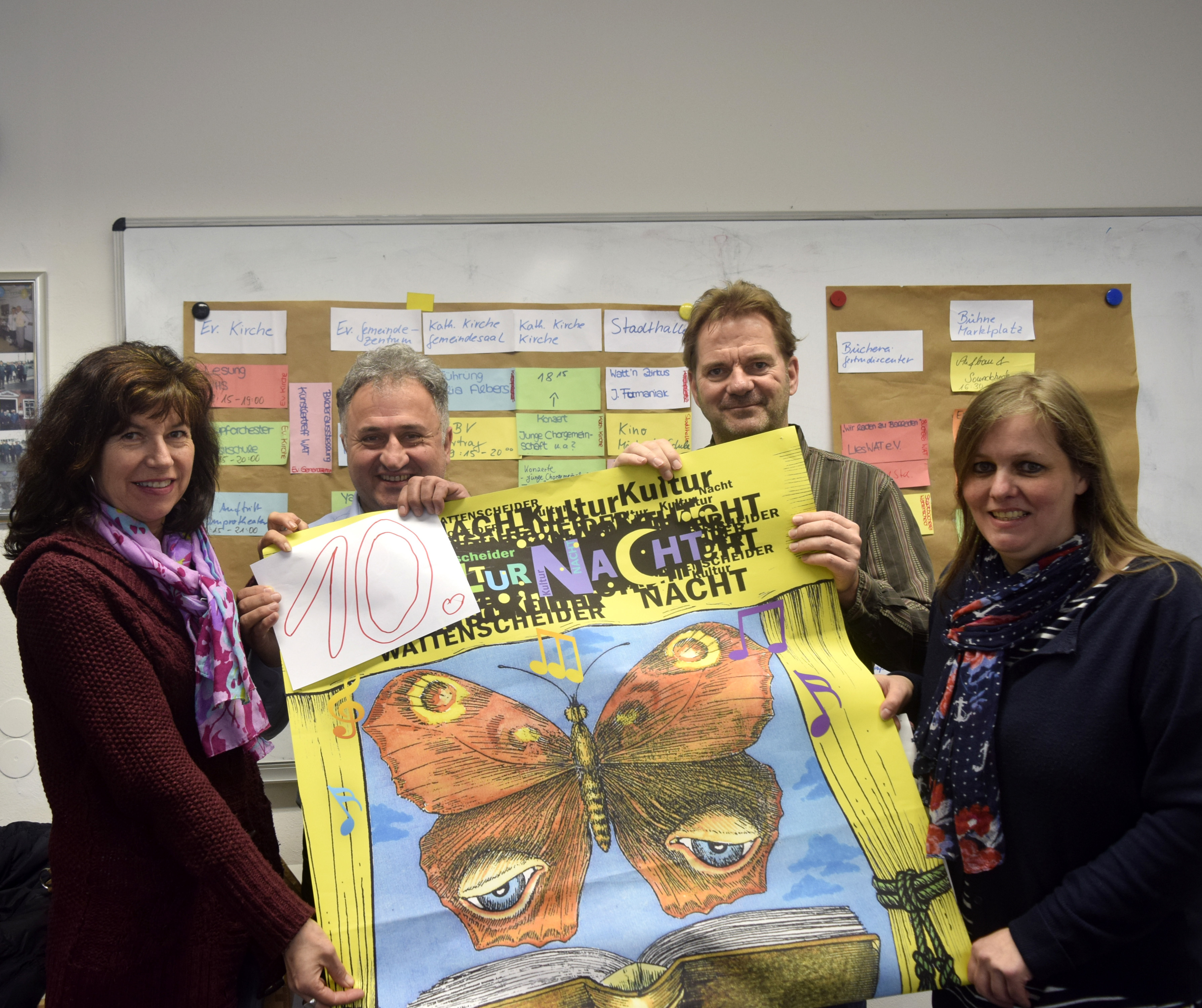 Lisa Küke (Kath. FBS), Mustafa Calikoglu (AWO), Bertram Frewer (städt. Kulturbüro) und Sabine Theis (von links nach rechts) präsentieren das Kulturnacht-Plakat des letzten Jahres. Foto: Peter Mohr