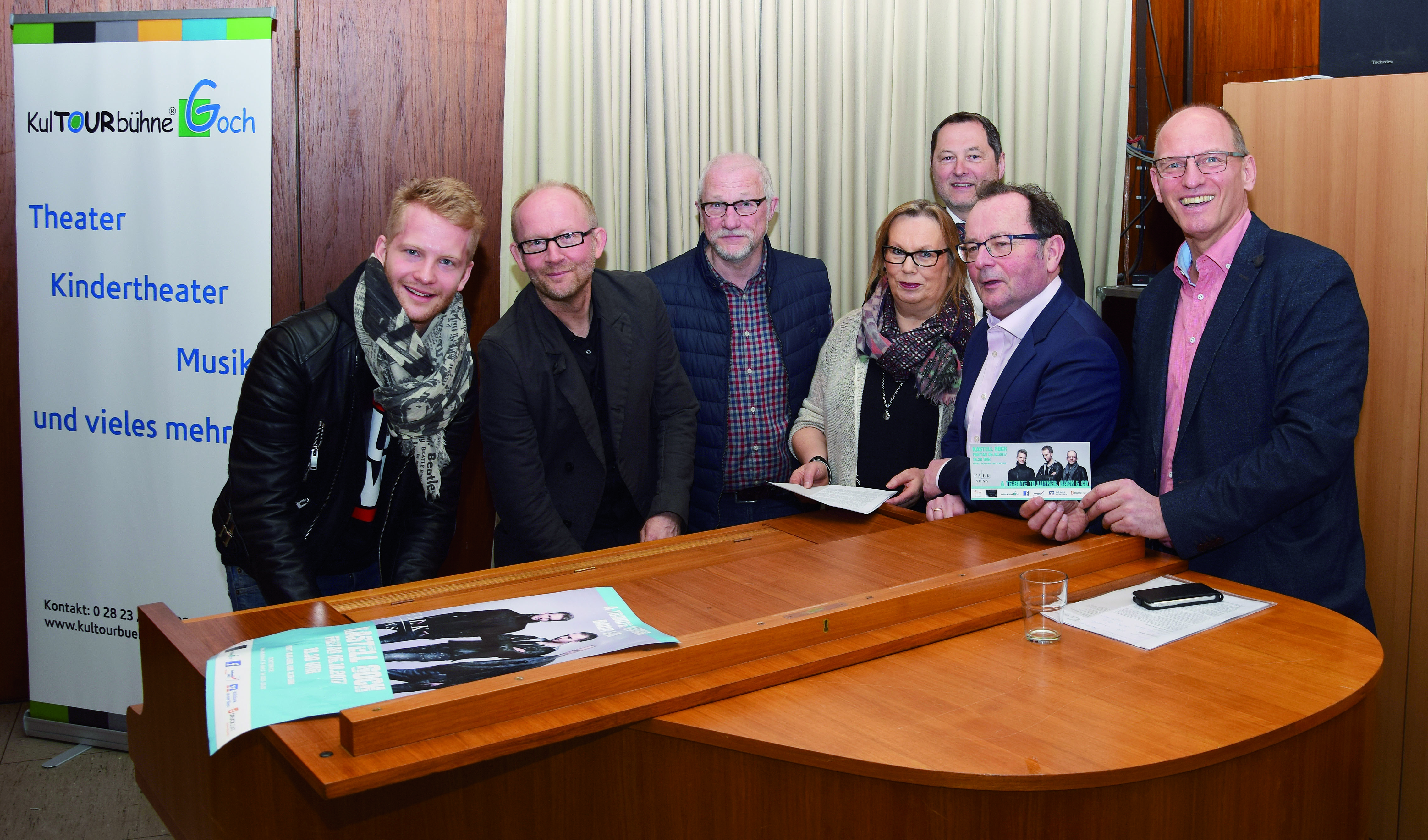 Paul und Dieter Falk, Norbert Fichthorn, Konrektorin Veronika Bregmann, Rainer Zaadelaar, Hermann-Josef Kleinen und Lutz Dennstedt