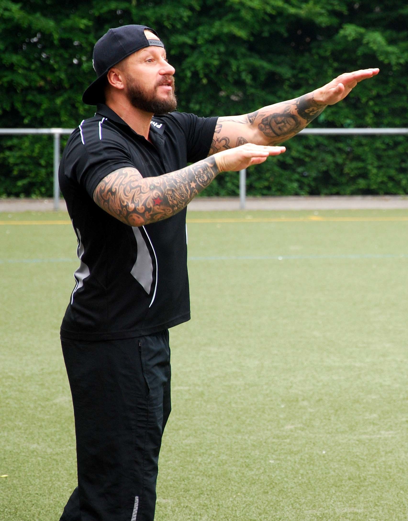 VfB-Trainer Sascha Wolf muss mit seiner Mannschaft zum zweiten Mal hintereinander wegen Unbespielbarkeit des Platzes pausieren. FOTO: Peter Mohr