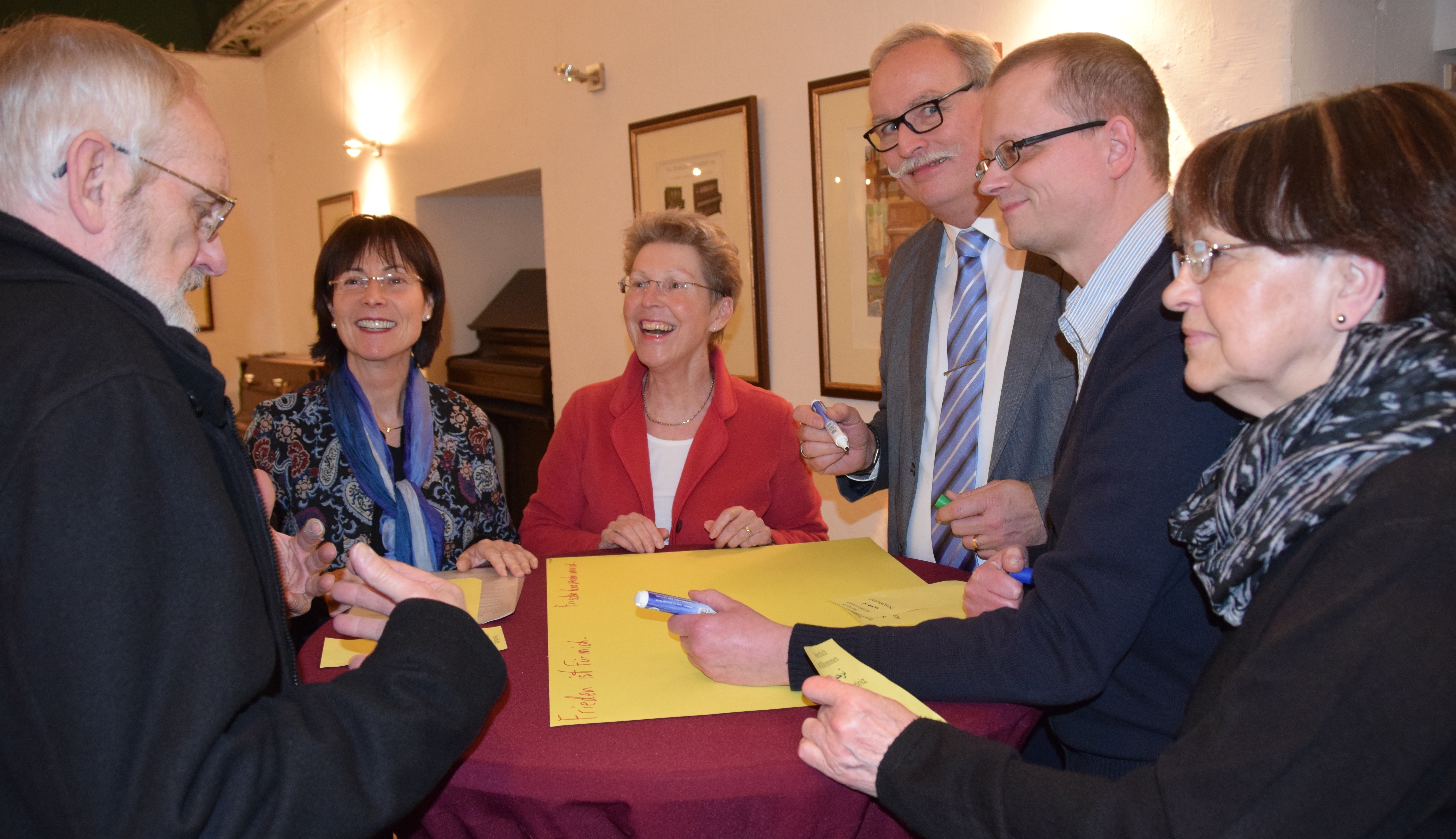Bürgermeisterin Gabriele Grollmann konnte zum „Abend des Friedens“ rund 100 Bürger im Ibachhaus begrüßen.