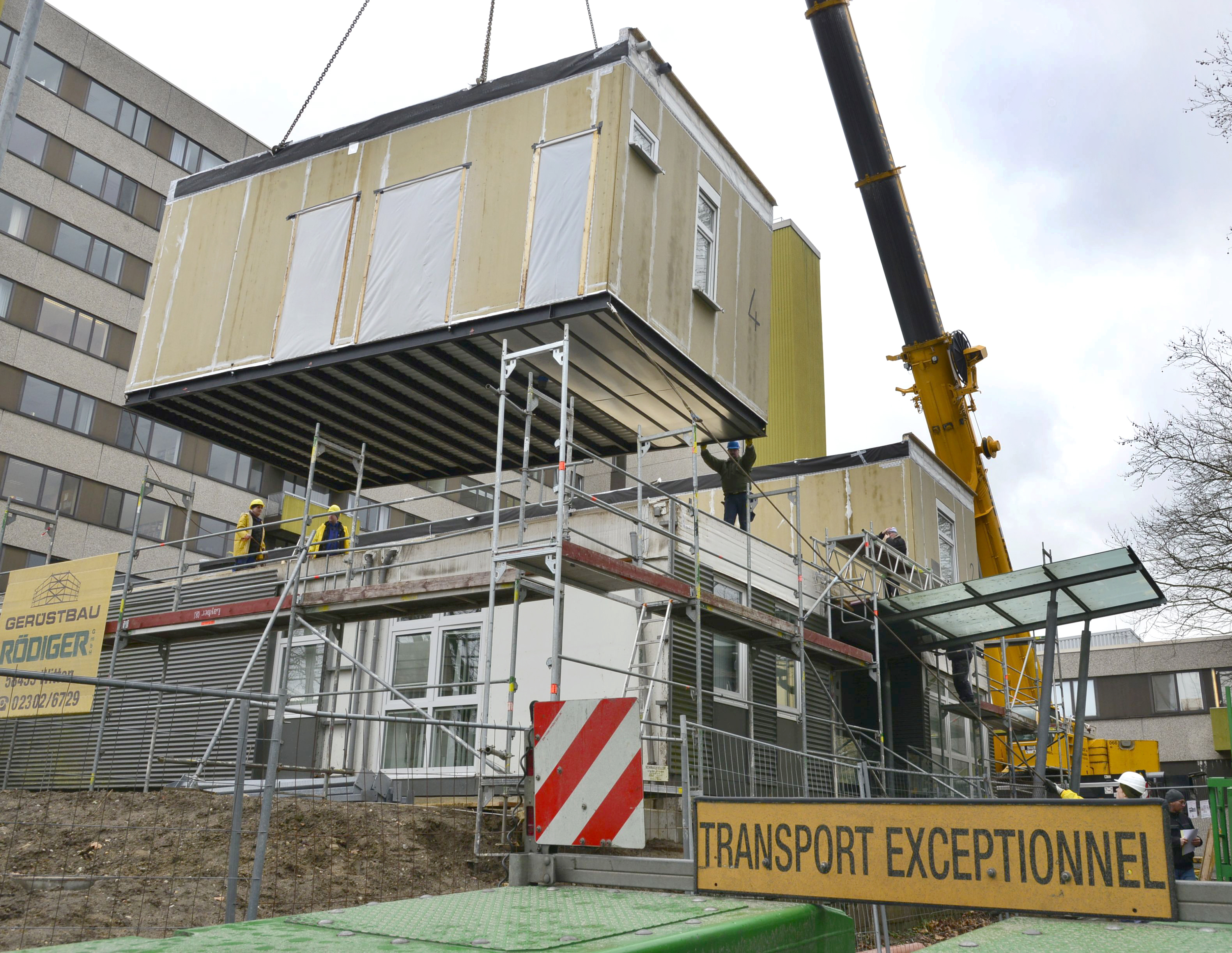 Der Anbau für die neue Endospopie am Evangelischen Krankenhaus wird mit elf Fertigbau-Modulen aufgestockt. Die Montage und Anlieferung erfolgte in zwei Etappen. Ein Autokran hievte die Ungetüme in die richtige Position.