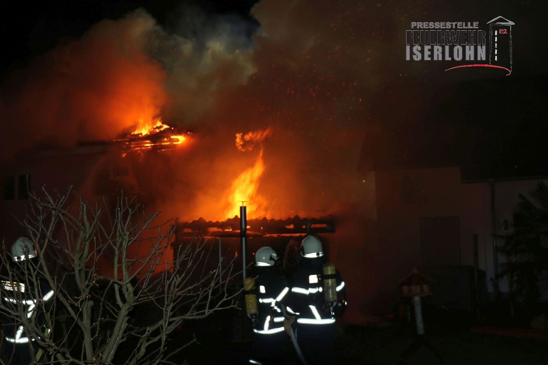 Beim Eintreffen der Feuerwehr war das Feuer bereits auf die angrenzende Garage und dem Dachstuhl des Wohnhauses übergegangen.