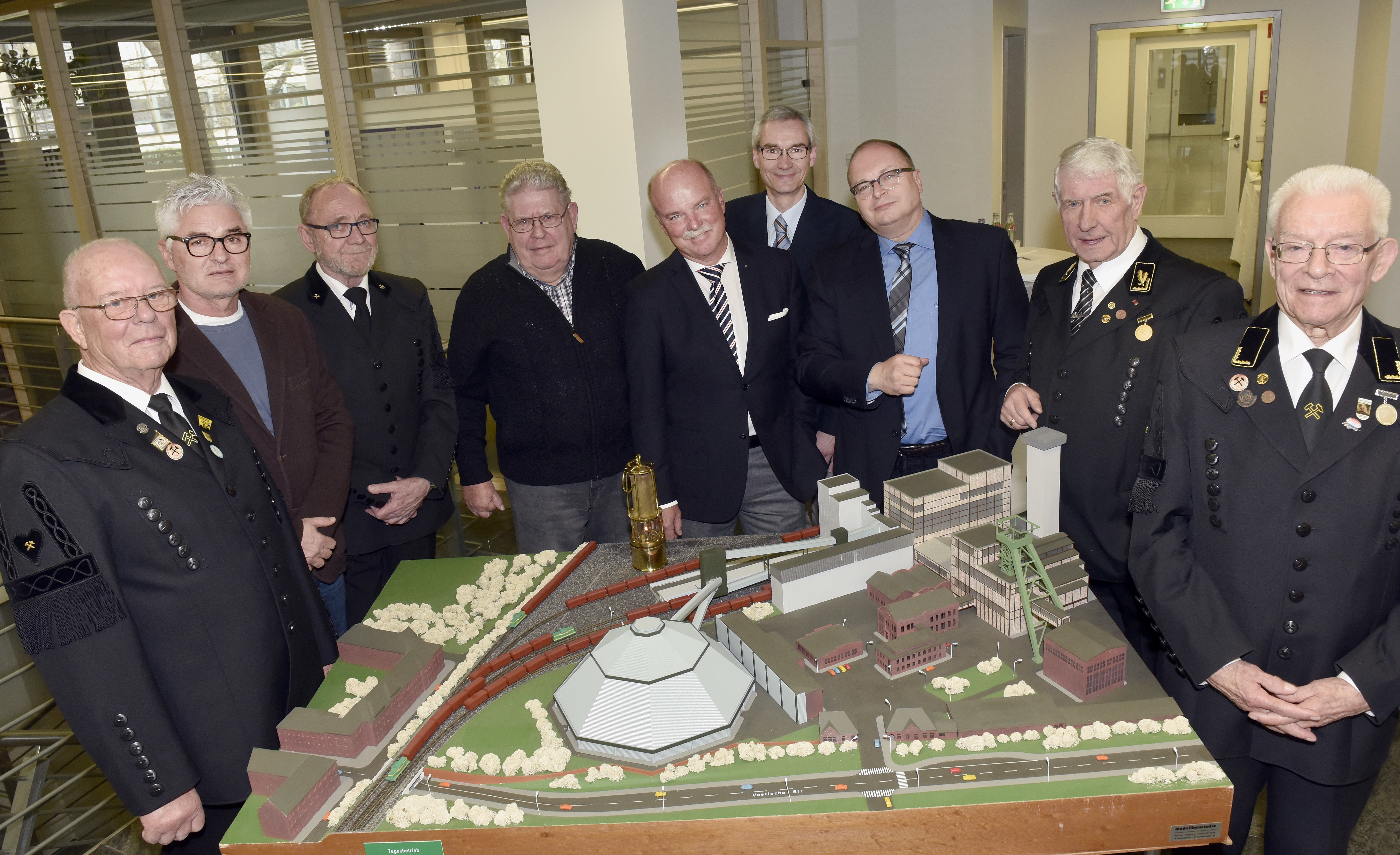 Übergabe des Modells Bergwerk Osterfeld an die OWT Foto Ulla Emig