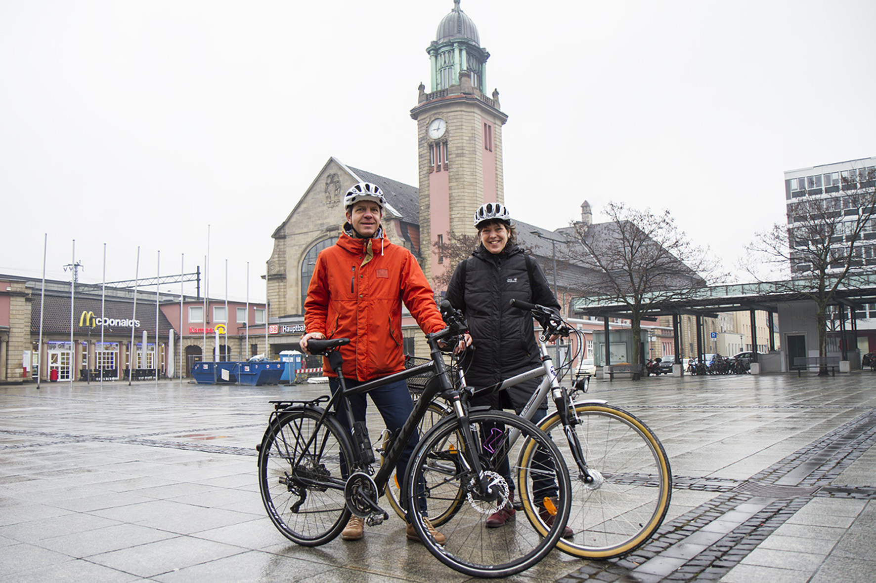 Die Radverkehrsbeauftragte der Stadt Hagen, Petra Leng, und der städtische Klimaschutzmanager Andreas Winterkemper freuen sich auf die neuen Fahrradboxen, die unter anderem am Hagener Hauptbahnhof aufgestellt werden.