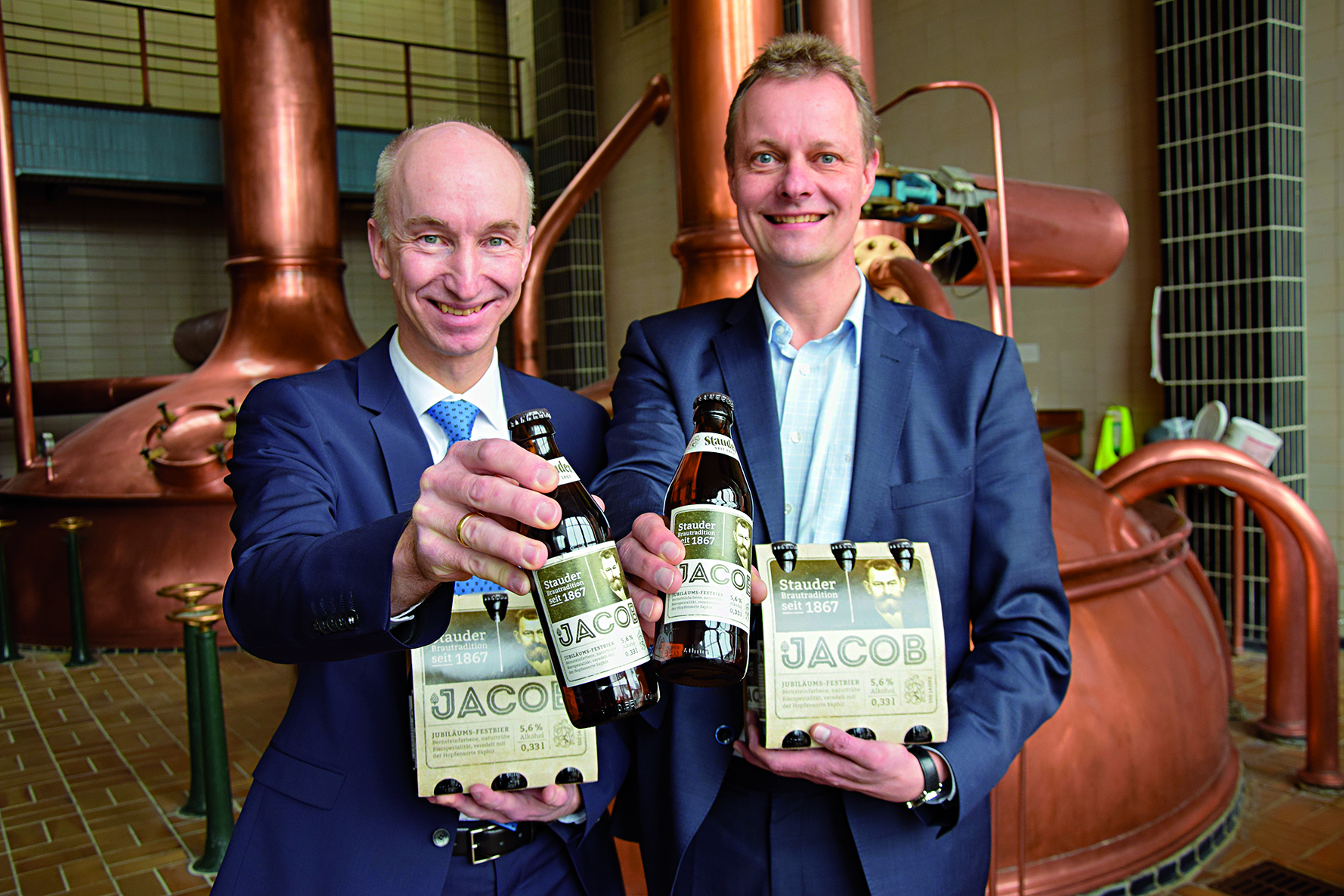 Thomas (l.) und Axel Stauder präsentieren das Jubiläumsbier.