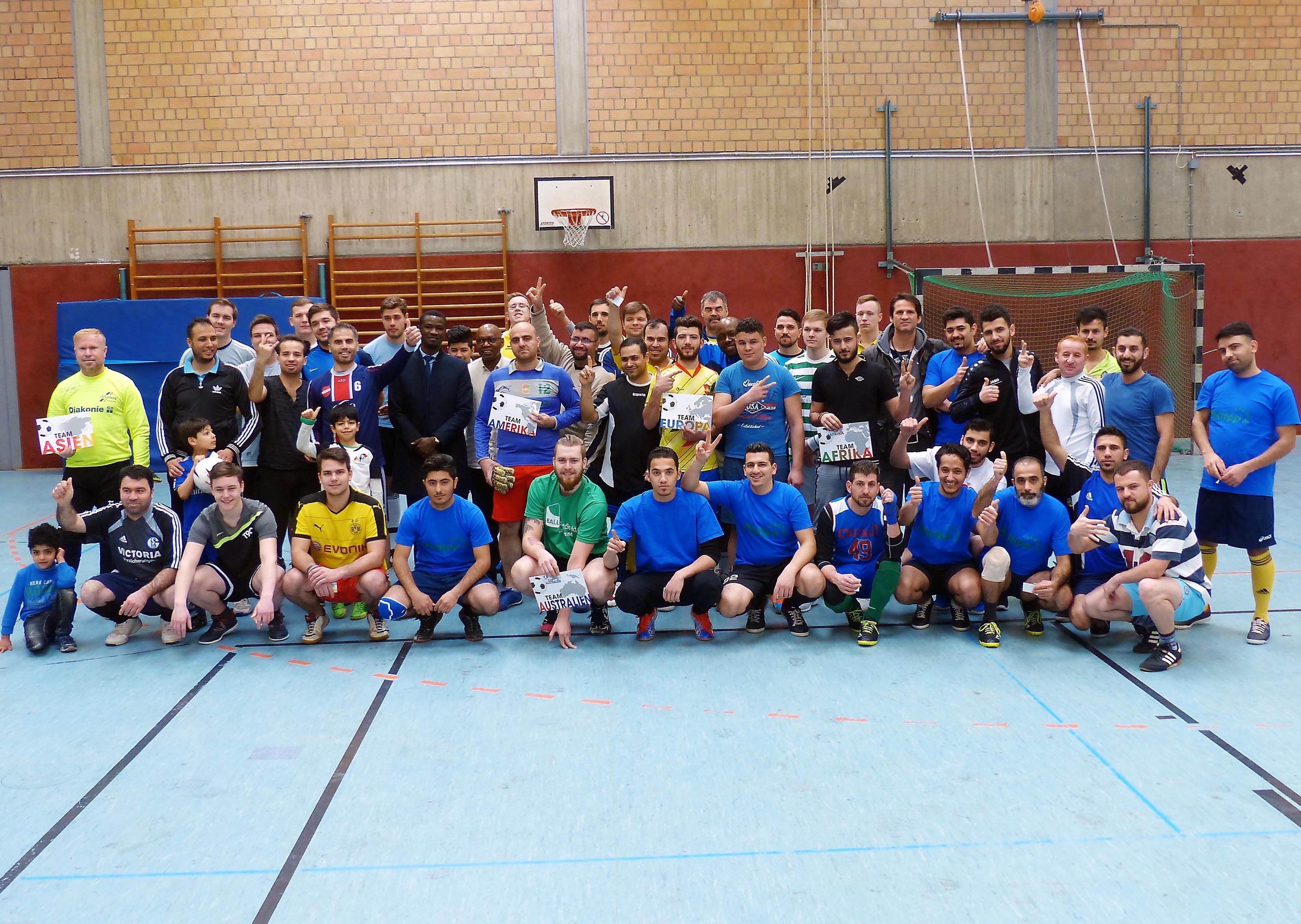 60 Fußballer wurden mobilisiert für das Turnier in der Turnhalle an der Schweizer Allee.