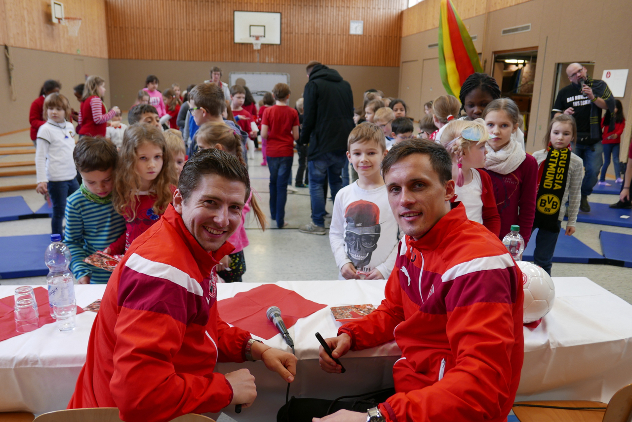 Autogramm für die neuen Freunde: Kapitän Benjamin Baier (li.) und Torjäger Marcel Platzek verbrachten einen geselligen Nachmittag in Essen-Steele. Foto: Capitain/JHE