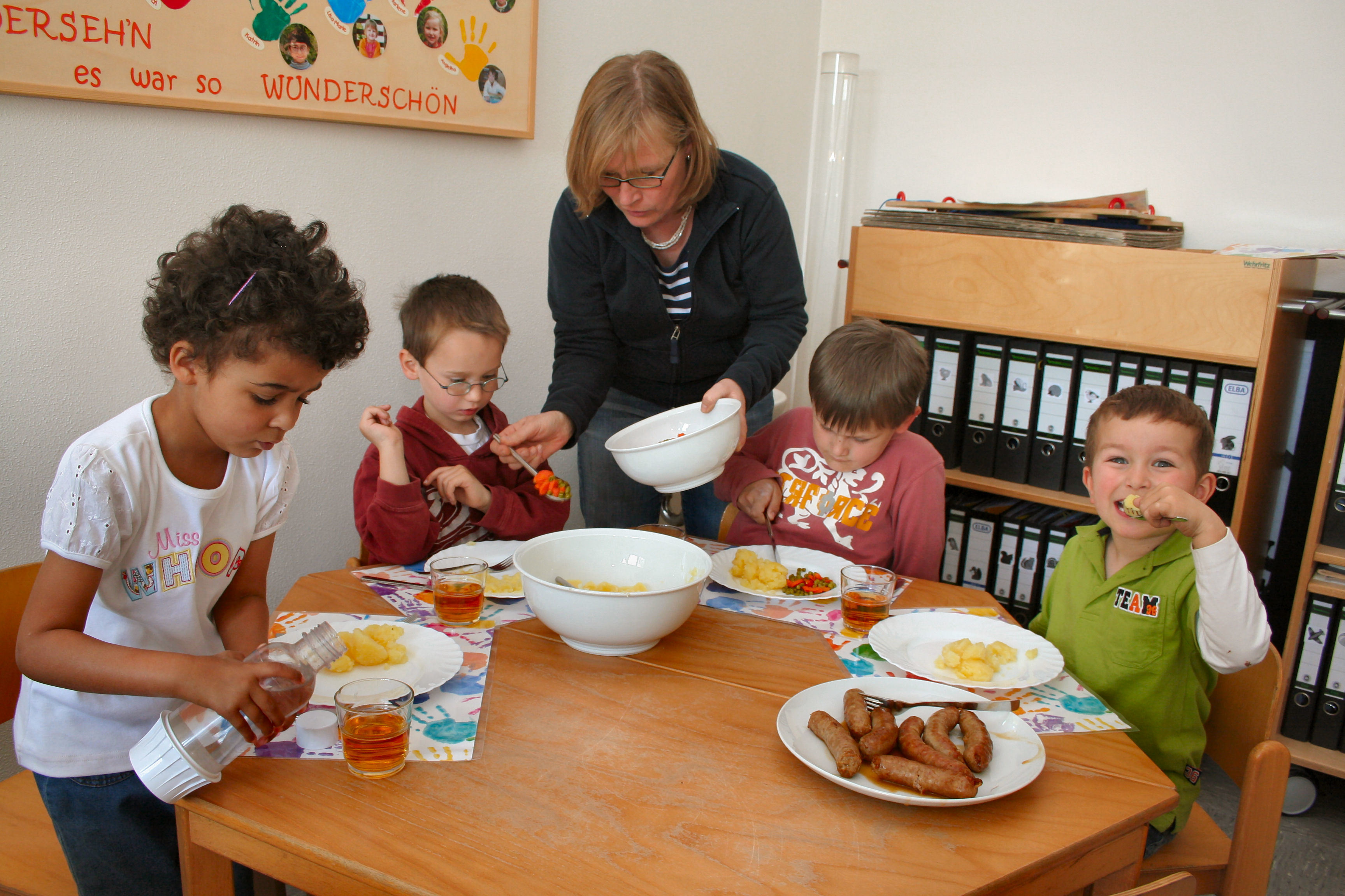 Immer mehr Kinder unter drei Jahren werden in Tageseinrichtungen betreut. Immer länger wird die Zeit, die der Nachwuchs dort verbringt. Foto: Caritas (Archiv)