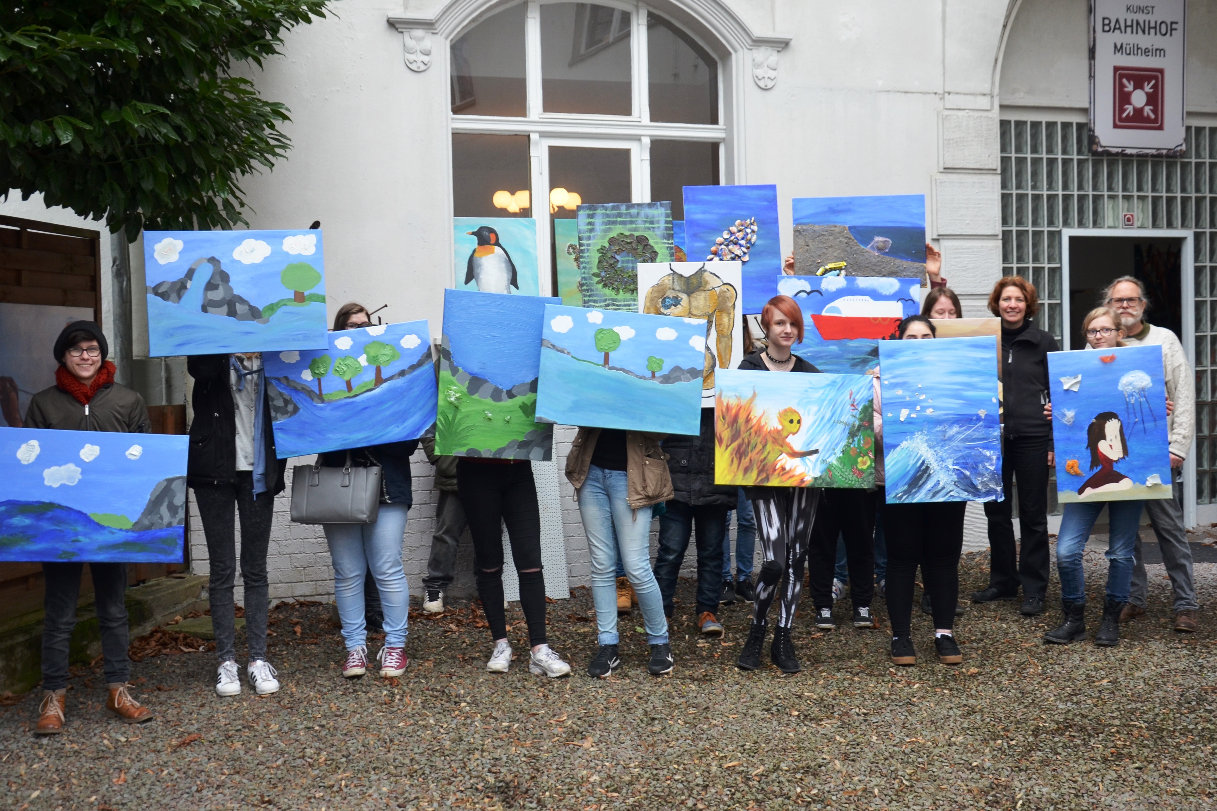 Voller Stolz präsentieren die Gesamtschüler ihre Bilder zum Thema Klimaschutz. Rechts im Bild der Künstler Jürgen H. Block. (Foto:Privat)