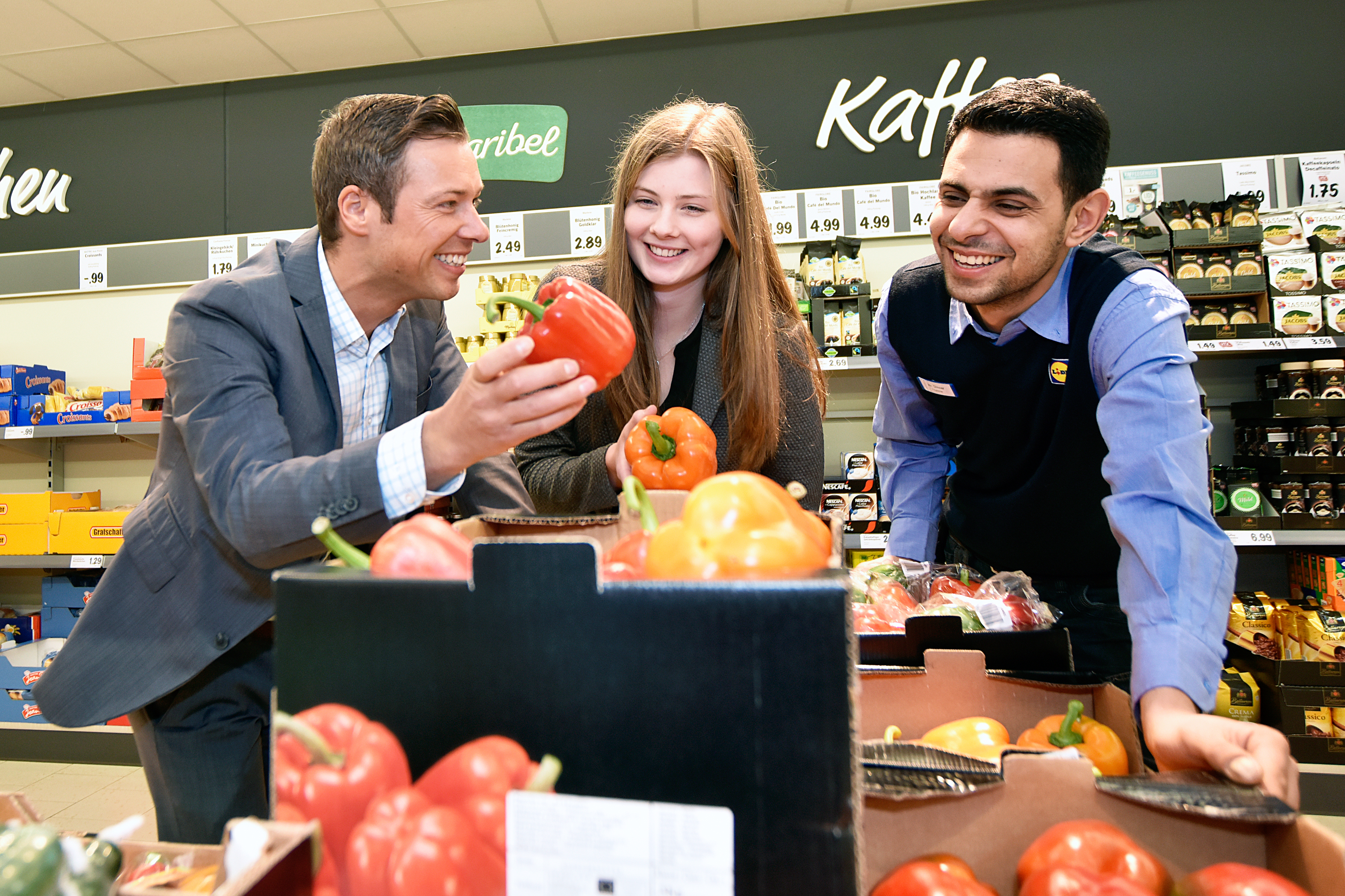 Lidl Verkaufsleiter Stefan Hözel zeigte Schülerin Rebekka Kohl, wie wichtig eine gute Präsentation der Waren ist.